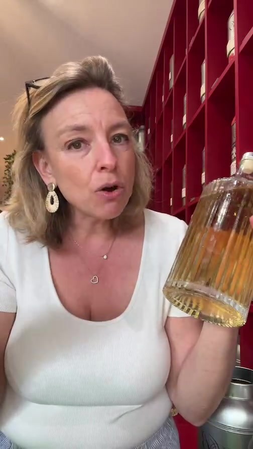 🍋🟩ON DIT OUI AUX THÉS GLACÉS ! 🍋🟩
Oui à l’hydratation qui a du gout !
Pour vous aider à bien vous hydrater…
Nous eaux de fruits : Bambou, Verger, un délice froid.
Les infusions : Jardin Rouge, Tisane des Rêveuses pour l’apéro, Grenadine Adrénaline…
Les thés : il n’y a pas de thés glacés à proprement parler ! Pas besoin d’encombrer vos placards avec des mélanges soit disant « spécial thé glacé » !
Si vous aimez les agrumes, les fruits, ou encore les thés natures avec juste une rondelle de citron alors vous pouvez déguster votre thé froid ! Le secret… c’est l’infusion à froid… 1 cuillère à soupe par litre d’eau FROIDE, 2 à 3 heures au frais, on filtre, et c’est tout !
Venez à la boutique découvrir tous nos mélanges de thés noirs, verts, ou blancs pour l’été vous allez vous A-DO-RER !
#tea #tealover #teaaddict #teatime #toursmaville #tourscity #infusion #tisane #betjemanandbarton #boitedethe #teacaddy #loosetea #honeybush #thesglaces #iceetea #summer #hydratation