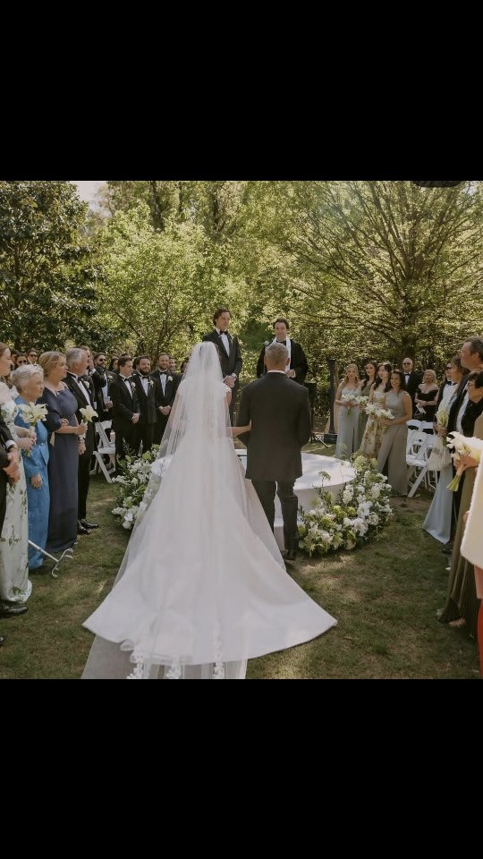 Another custom build 😊 8' diameter round stage, available for hire.
#weddingriser #weddingstage #whitestage #weddingriser #circularstage #love #custommade