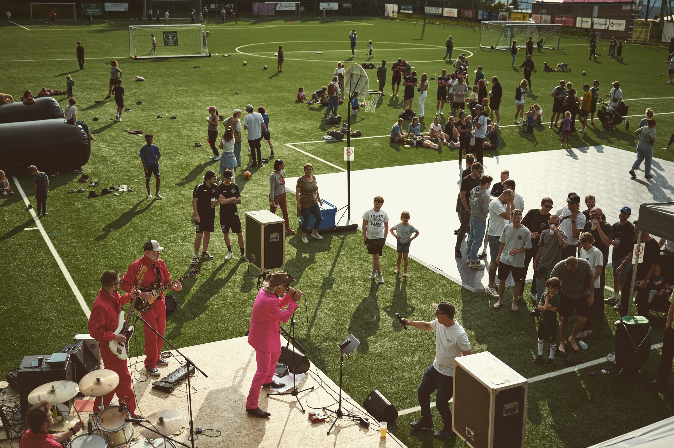 Liebe Benekickt’z-Family,
ein riesengroßes Dankeschön an alle Spieler*innen, Besucher*innen, Anrainer*innen und ganz besonders Helfer*innen!
Wir sind wirklich unfassbar happy mit der diesjährigen Benekickt’z-Ausgabe und gratulieren den beiden Siegerteams Ziegenkrieg (Frauen) & Hüttengaudi (Mixed) zum sportlichen Erfolg im wohl bedeutendsten (nicht Fifa) Wettbewerb auf diesem Globus
Die Fotos zum Tage kommen in Kürze auf den Kanälen eures Vertrauens.
Happy Benekickt’z afterweek⚽💚