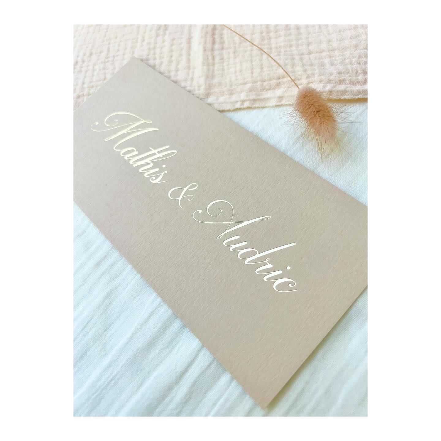 Welkom Mathis & Audric
Een prachtig geboortekaartje in zachte tinten, met traditionele foliedruk 👌
.
.
#geboortekaart #geboortekaartje #geboortekaartjetweeling #folie #foliedruk #goud #goudfolie #minimalistisch #minimalistischgeboortekaartje #grafischontwerp #tweeling #tweelingzwangerschap