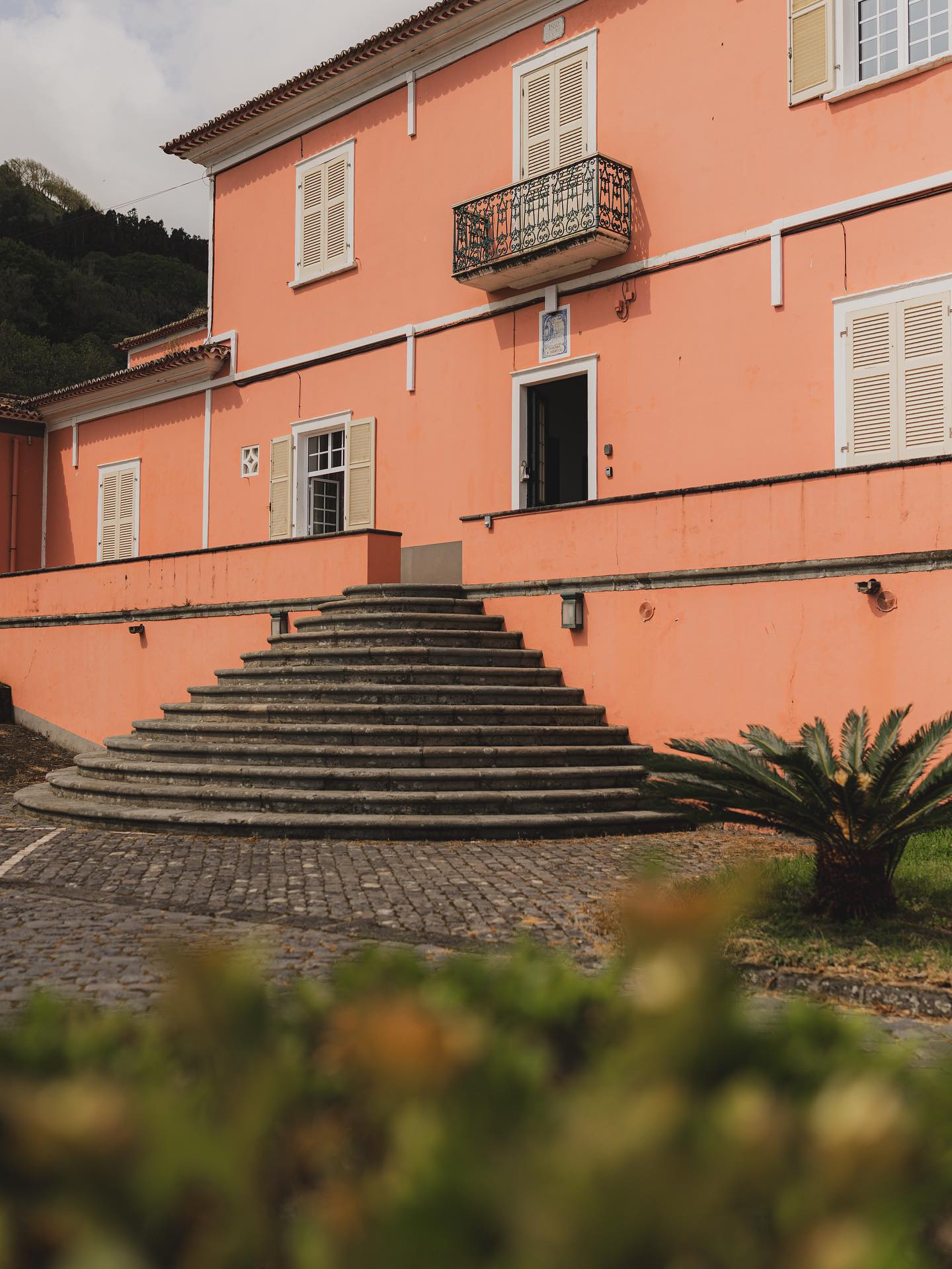 Seja bem-vindo ao Solar de Lalém e desfrute dos encantos da ilha de São Miguel em todo o seu esplendor.
Saiba mais em:
www.solardelalem.com
-
Welcome to Solar de Lalém and enjoy the charms of São Miguel Island in all its splendor.
Find out more at:
www.solardelalem.com
#solardelalem #azores #vacations #azoresislands #discoverazores #saomiguel #nature #maia