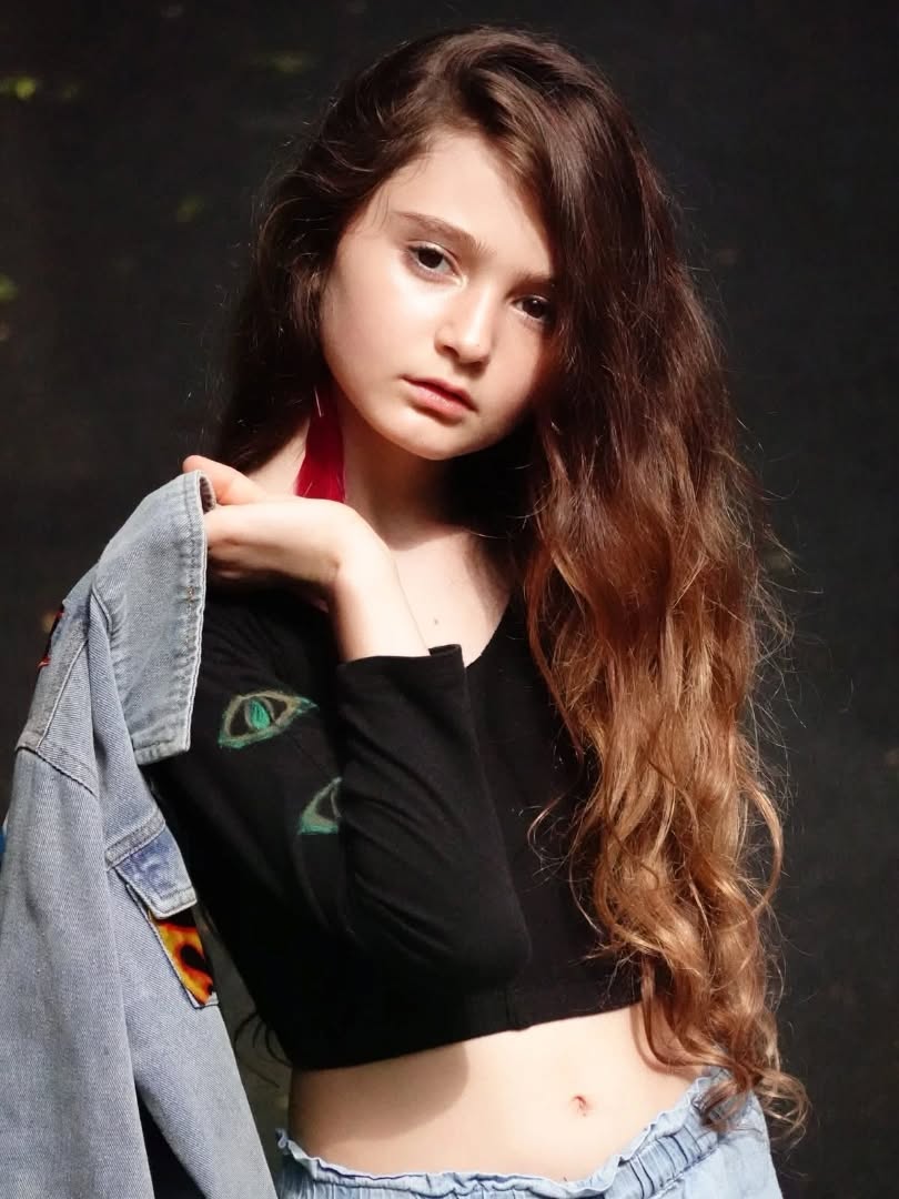 Rosa wearing custom Mezikal jacket and top at Westchester Fashion Week private event.
Photographer: Pablo Lowell
#sustainablefashion#upcycling#upcycle#eccentricart#savetheplanet#worldphotography#mezikal#westchester#exhibitedartist#artistpanel#artworkshops