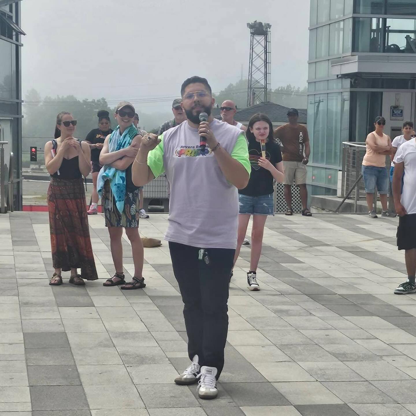 MENSAJE TRILÍNGUE
EN/ES/PS
English
So excited to welcome hundreds of people from around the North Shore and across Massachusetts to Revere’s annual Pride Celebration. We are building a community where everyone is welcome despite race, class, gender identity, immigration status. This event is a powerful reminder that what is beautiful about our city and country is the ways in which we’re unique and creating spaces where people can show up genuinely and unapologetically as themselves is vital to that beauty. Happy pride 🏳️🌈!
Español
Estamos muy contentos de dar la bienvenida a cientos de personas de todo el North Shore y de todo Massachusetts a la celebración anual del Orgullo de Revere. Estamos construyendo una comunidad donde todo el mundo es bienvenido a pesar de su raza, clase, identidad de género, estatus migratorio. Este evento es un poderoso recordatorio de que lo que es hermoso acerca de nuestra ciudad y el país es la forma en que somos únicos y la creación de espacios donde la gente puede mostrar genuinamente y sin disculpas como a sí mismos es vital para esa belleza. ¡Feliz mes del orgullo LGBTQ+🏳️🌈!
Português
Estamos muito empolgados em receber centenas de pessoas de toda a região de North Shore e de Massachusetts na Celebração do Orgulho anual de Revere. Estamos construindo uma comunidade em que todos são bem-vindos, independentemente de raça, classe, identidade de gênero e status de imigração. Esse evento é um poderoso lembrete de que o que há de belo em nossa cidade e em nosso país são as maneiras pelas quais somos únicos e a criação de espaços onde as pessoas possam se apresentar de forma genuína e sem remorso como elas mesmas é vital para essa beleza. Feliz orgulho LGBTQ+ 🏳️🌈!