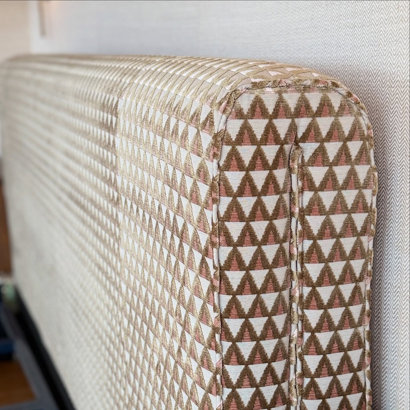 We love a good before-and-after! 😍 This time, our client swapped out the original tan fabric and closed the gap under the bed to give this piece a one-of-a-kind customized look.
@schumacher1889 -fabric
#upholstery #bedframe #upholstered #bespoke #custom #workroom #sanfranciso #freshlooks #makeover #beforeandafter