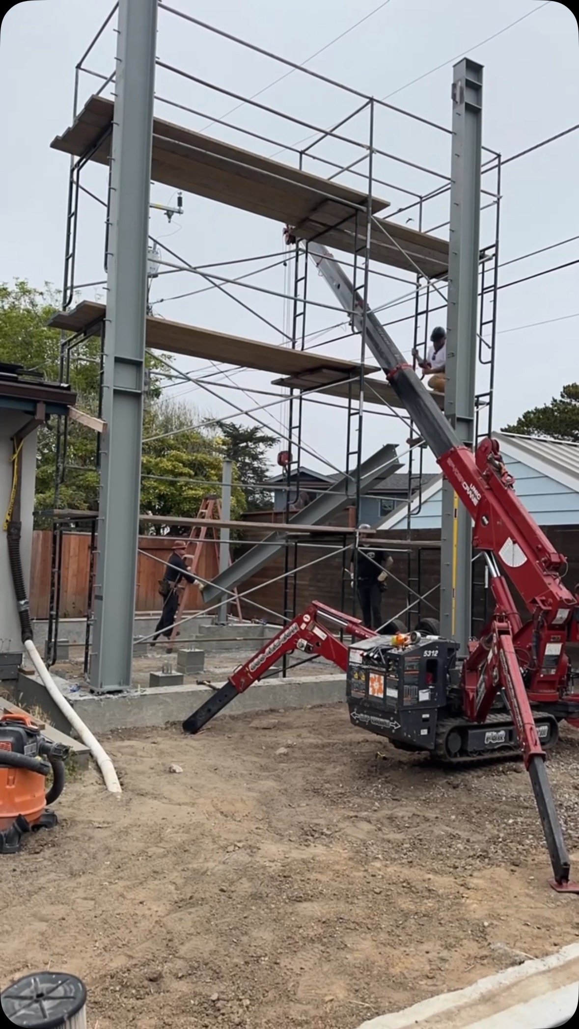Moment frame going up at a residences today in Santa Cruz. @drakewelding #structuralsteel #welding #santacruz #contractor #fab #iron