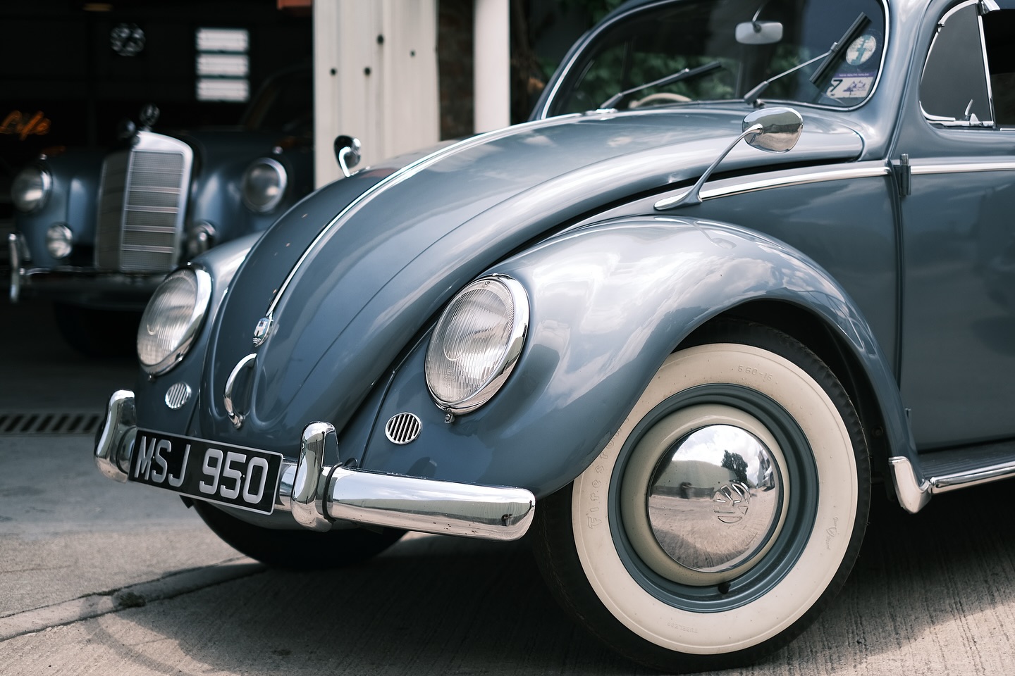 🌟引入分享🌟
1956 Volkswagen Beetle
德國的”人民汽車”,自20,30年代起德國領導人希特勒就著新建的公路網絡得以使用便實行一種人民汽車代表廉價,簡單,可大規模生產的車。於是借鑒Hans Ledwinka(前Tatra 汽車設計師)並造出非常相似設計引發侵權訴訟。
二戰後,德國淪陷,英國成為大眾汽車唯一接觸並重新建立Beetle製造。1950年起成功外銷到美國,更於5年後Beetle 生產數量已達100萬架。成為長達65年生產周期至2003年共生產2150萬台也是單一系列汽車生產最高的車款。Beetle 公司成為史上最具代表性的車形之一。
今次引入的是1956 年版本,標誌性的橢圓後窗設計,單一尾燈設和更罕有地配備當年天窗option。配上經典美國Firestones 白邊呔及更新孖吸發動機。