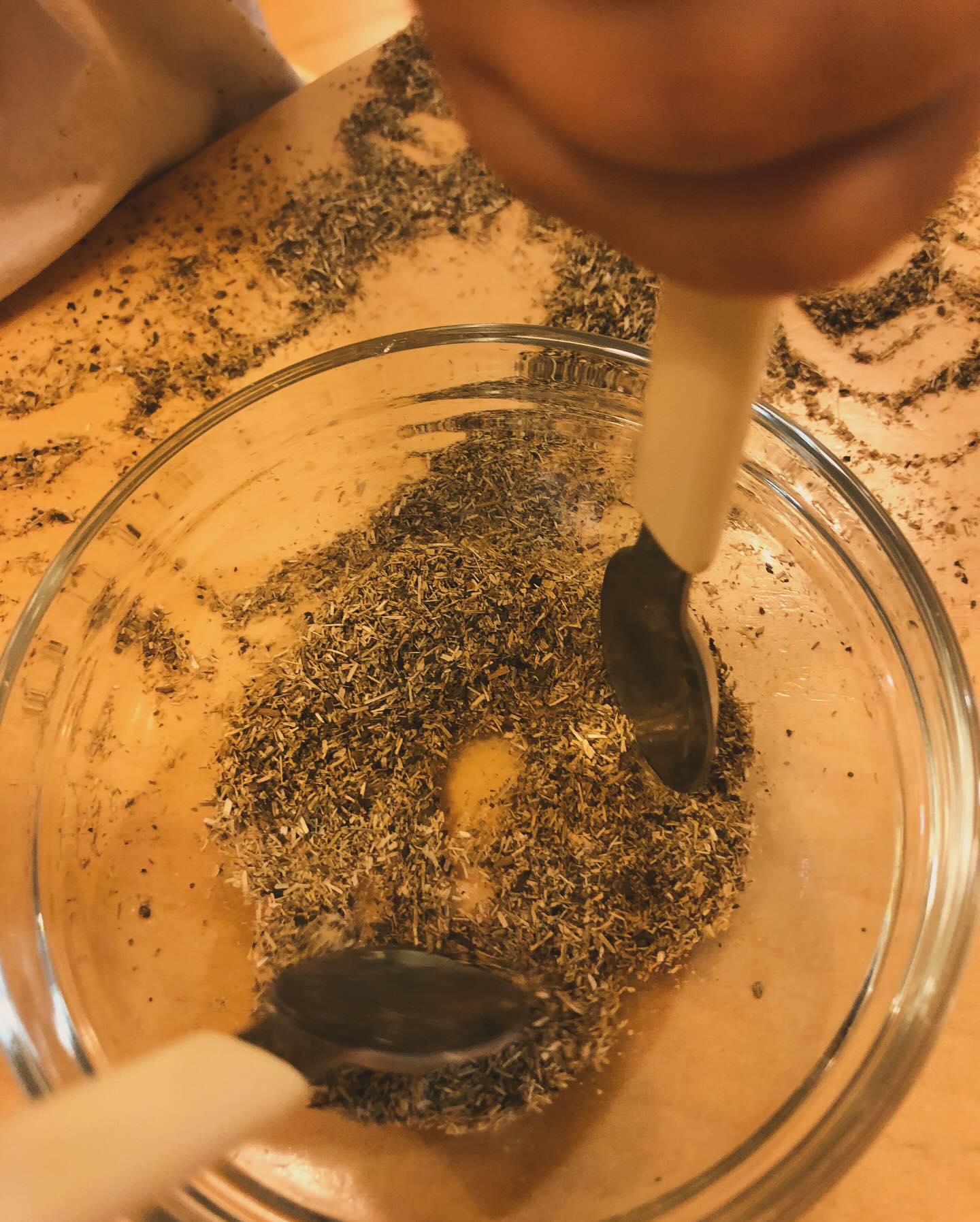 Un’esperienza tutta sensoriale! … Abbiamo toccato, annusato, travasato e mischiato le varie qualità di tè🍃
#esperienzasensoriale #travasi #motricitàfine #imparoesplorando #nidodinfanzia #asilonido #asilonidomilano