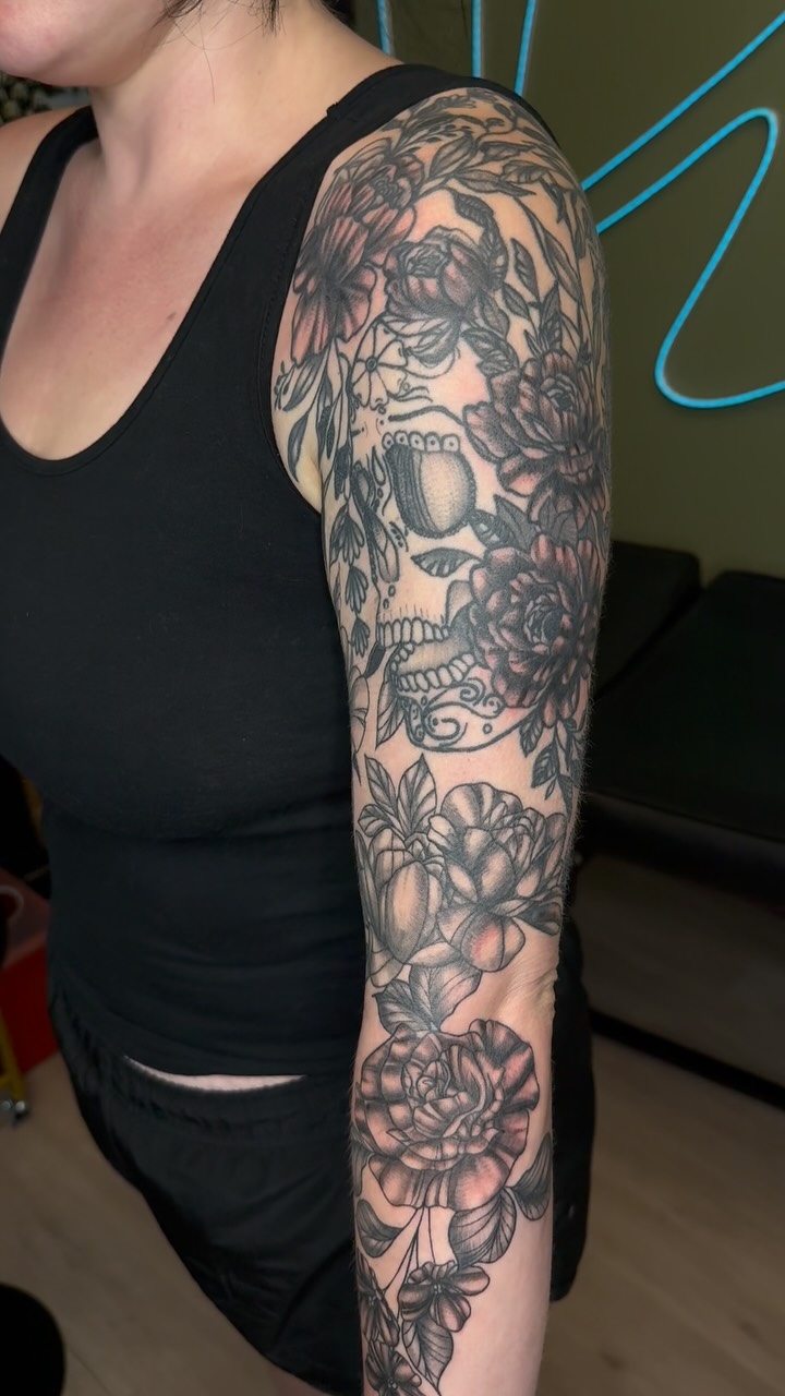 Another sleeve almost done!! Love my arms but I’d love to start more leg sleeves! Whose in 🙋🏻♀️🙋🏻♀️
#sanantoniotattooartist #femaletattooartist #floraltattoo #customtattoo