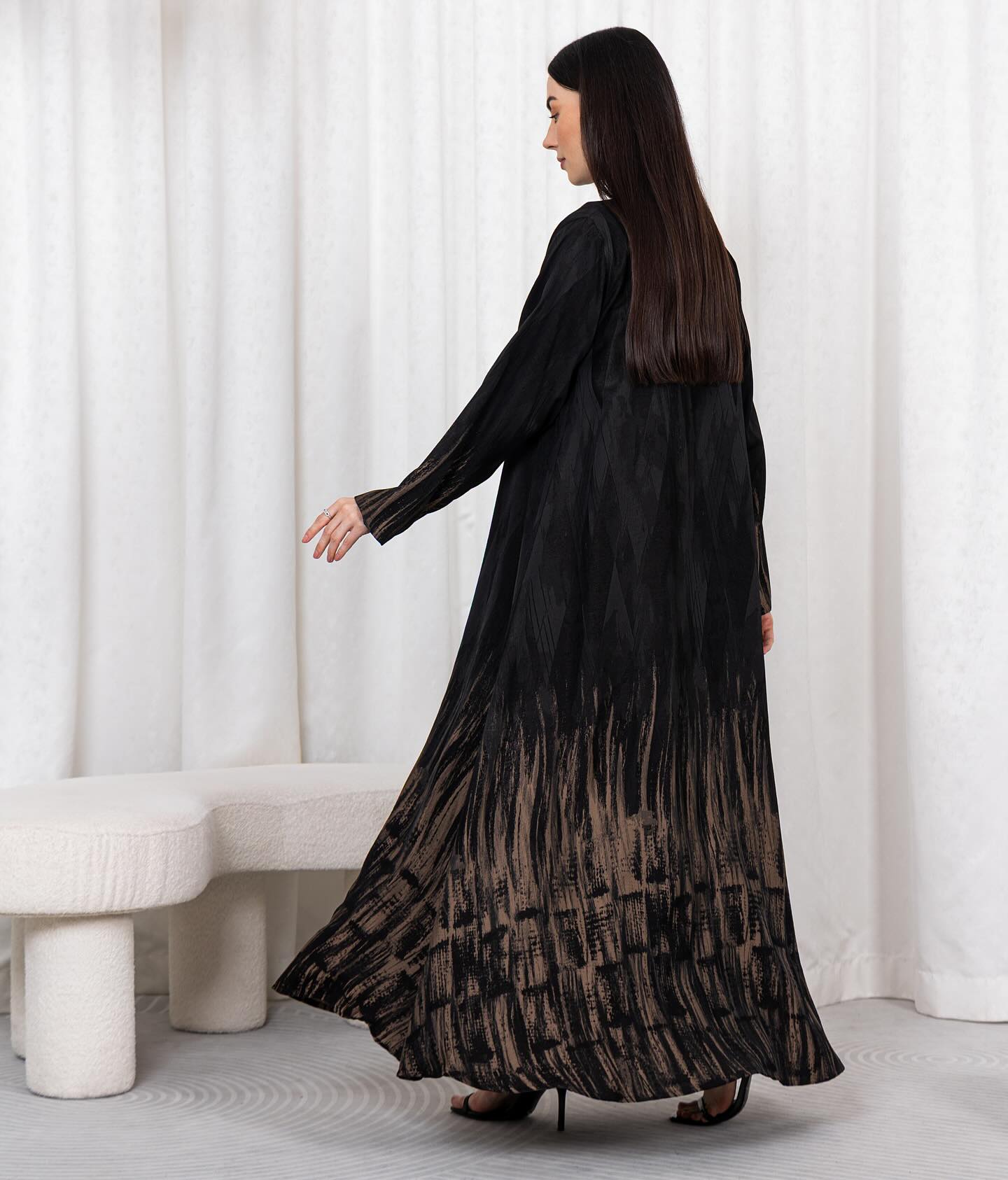 ❌SOLD OUT❌
Perfect for daily wear — the beauty of this piece comes entirely from the fabric itself, with soft beige strokes that bring the whole look to life 🖤
• Model: A03
• Fabric: Jacquard
• Color: Black with beige touch
• Price: 700 AED
DM us to order 🖤
#LURANA #Abaya #uae #abudhabi #عبايه #عباية