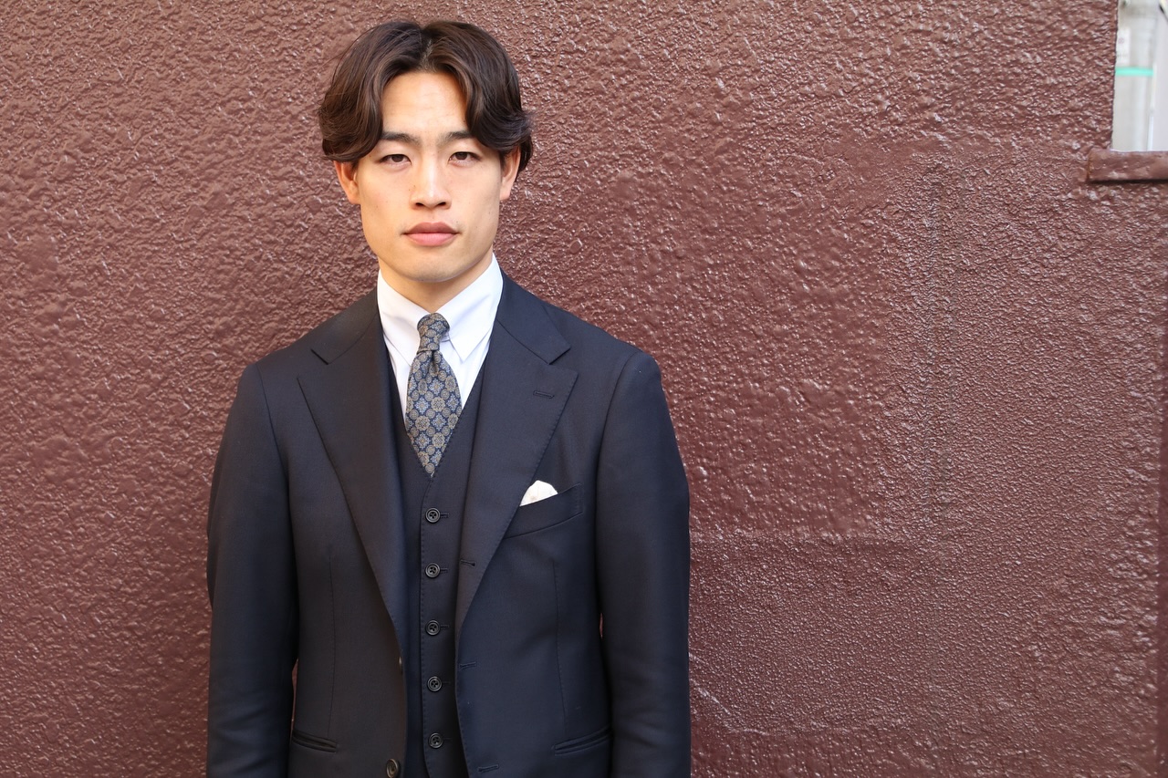 .
.
Navy three piece suit brothers.
@kaneyoshi.sank
@mizuochikei
#tailor
#tailoring
#ordersuit
#madetomeasure
#drapperhope