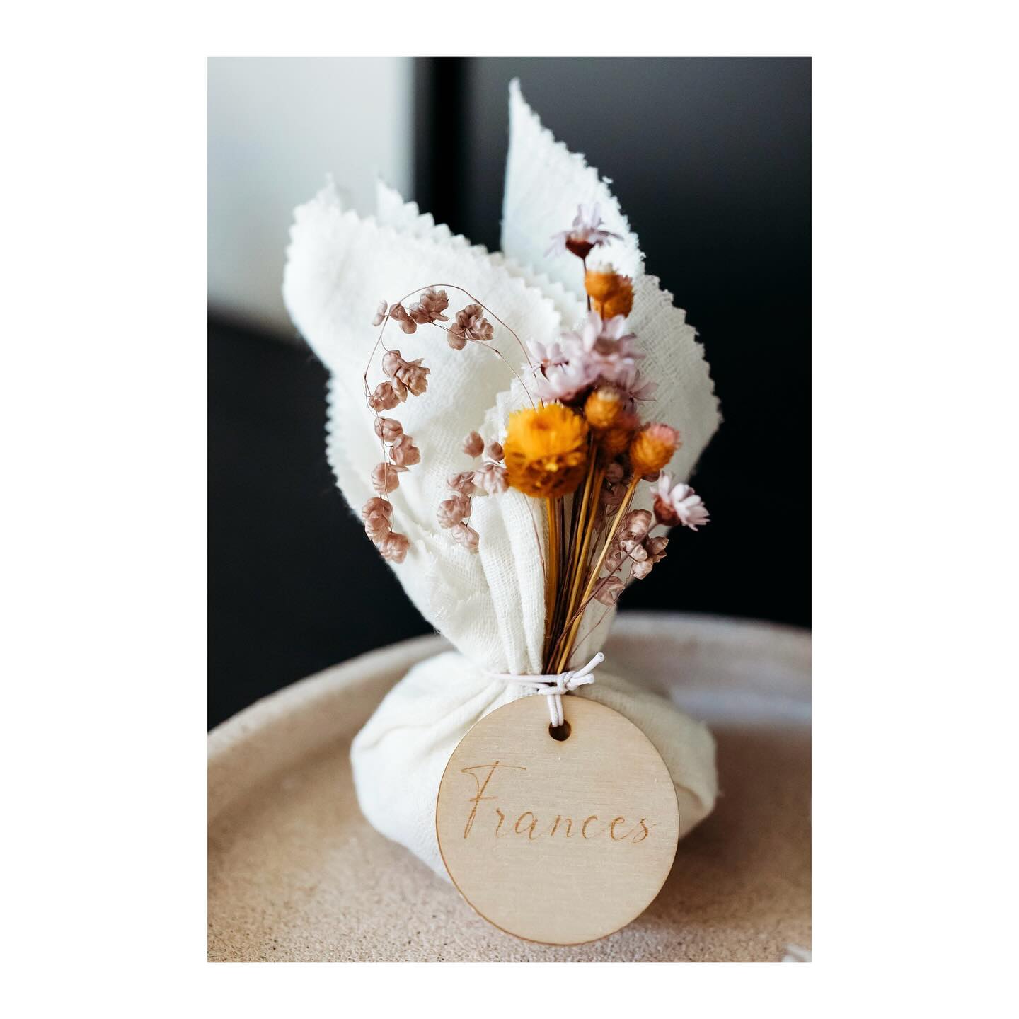 Welkom Frances 🌺
Een fleurig kaartje met traditionele foliedruk, dit in combinatie met de prachtige doopsuikers van @studioblanche1
📸 @tine.storms.photography
.
.
#geboortekaart #geboortekaartje #geboortekaartjes #baby #babyontheway #zwanger #zwanger2025 #20wekenzwanger #studioflo #babygirl #itsagirl #foliedruk #kaartjemetfolie #geboortekaartjemetbloemen #goud #goudfolie #droogbloemen #doopsuiker #suikerbonen #grafischontwerp