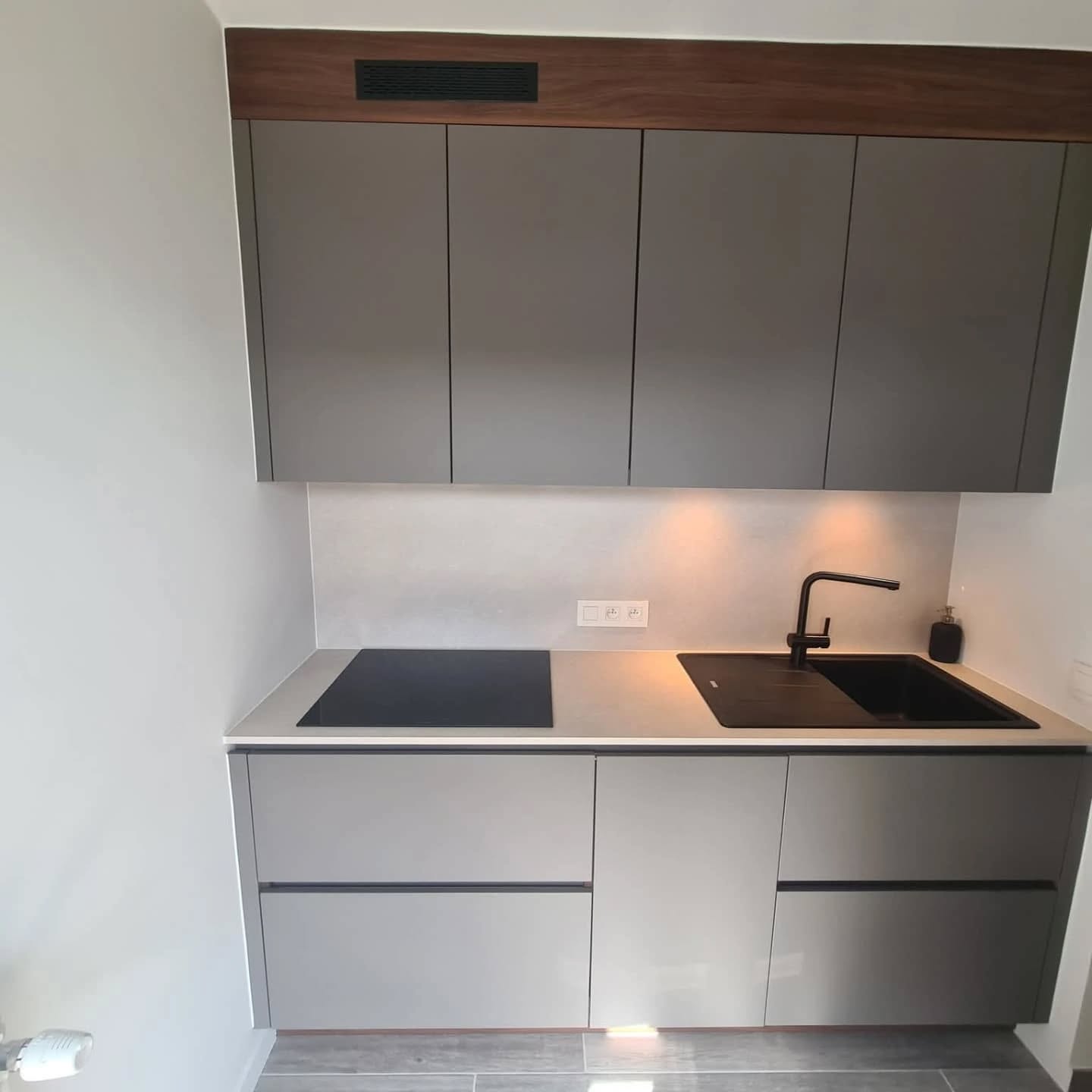 Realisatie van een prachtige keuken, livingkasten en vestiaire.
De klant koos voor fenix (laminaat supermat) fronten in de keuken en livingkasten. Deze fronten zijn zeer sterk en hard, maar voelen toch zeer zacht en heel mat aan. Deze reflecteren geen licht en vingerafdrukken blijven veel minder staan.
Wens je graag een offerte voor het bouwverlof? Maak dan snel een afspraak via keukens.pyck@skynet.be of bel ons op 050/41.21.80
#keukensopmaat #keukendesign #keuken #keukens #keukenideeën #livingroom #livingroomdesign #vestiaire #vestiairekasten #frankekitchen #frankehomesolutions #siemenshome