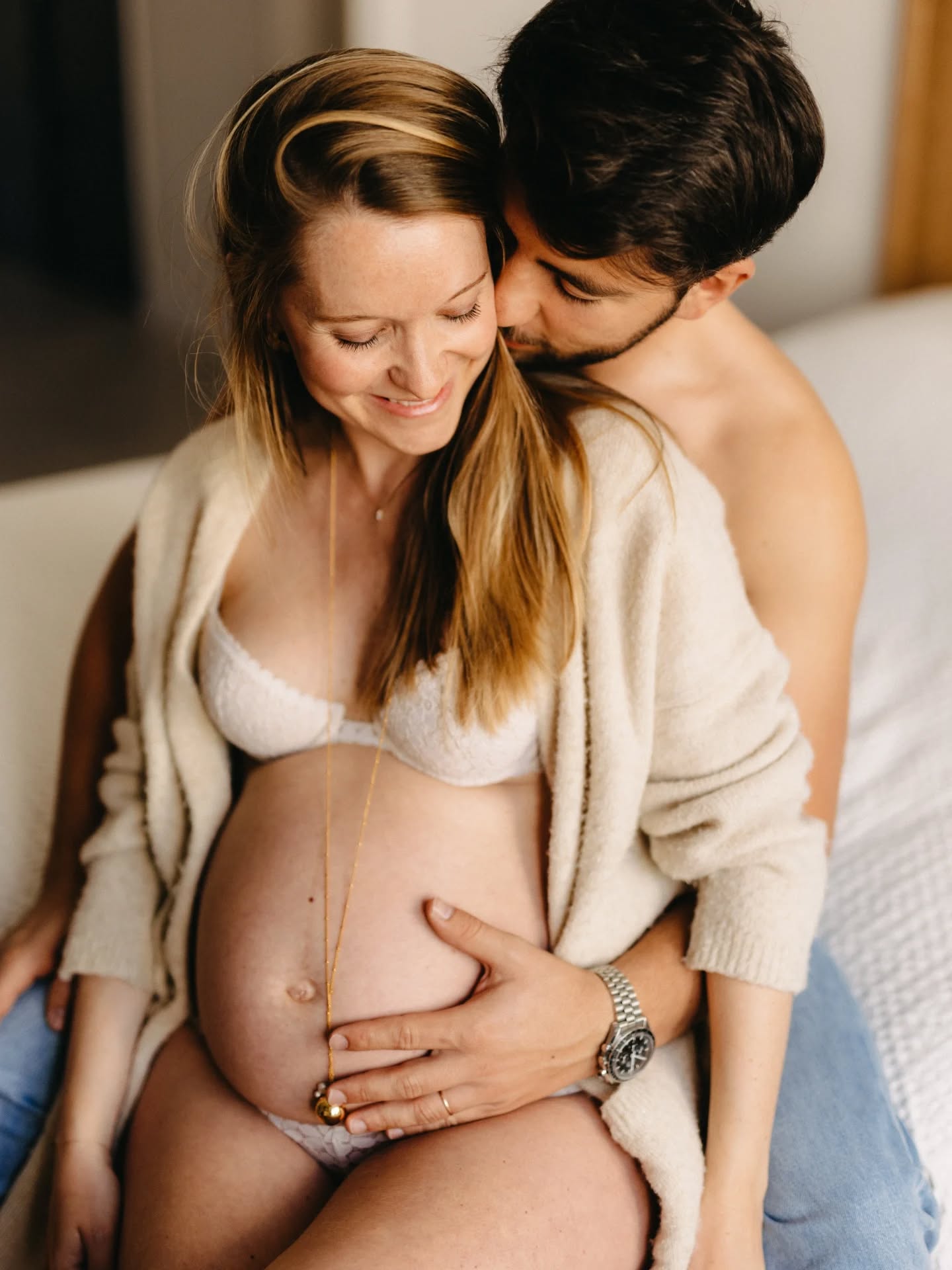 Un petit post en plein cœur de la saison pour continuer à alimenter votre feed avec un peu de ventre rond, de douceur, de tendresse et toutes les émotions que cristallise une fin de grossesse 💗
Ces photos là datent de l'année dernière et j'ai eu l'adorable autorisation de ces deux beaux amoureux pour les partager ici, c'était dans leur cocon à Marseille, une séance toute calme et douce, comme je les aime. Depuis ils ont accueilli leur petite fille 🌸
#photographeprovence #photographeaix #photographegrossesse #aixenprovencephotographer #pregnancystyle #pregnancyshoot #provencephotographer #photographeluberon #mumtobe #pregnancy #authenticlovestories #belovedstories #naturallightphotography