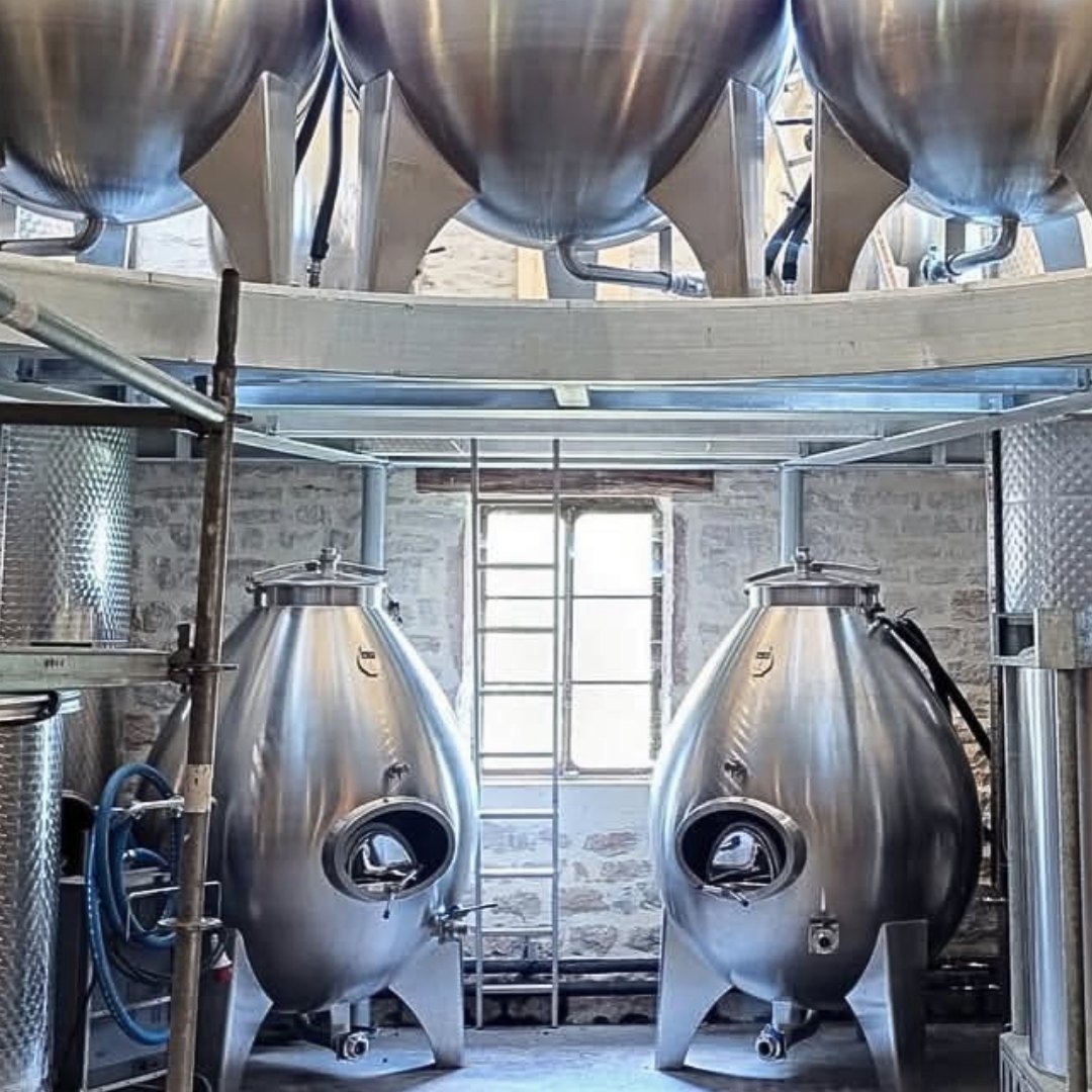 Born from a cellar tasting and built during a global lockdown, Egginox is changing the way winemakers think about stainless steel. Founded in 2019 by three Slovenian partners blending expertise in wine and metalwork, Egginox introduced the first stainless steel egg-shaped fermenter to the global wine market.
Manufactured at Slometal in Nova Gorica, Slovenia—just steps from Italy’s Friuli wine region—Egginox tanks (500L–2,500L) combine top-tier Grade A stainless steel with thoughtful design. The egg shape encourages natural convection during fermentation, while stainless steel creates a clean, reductive environment ideal for both whites and reds.
What started as an idea has quickly found its place in serious cellars worldwide—including Domaine Trapet in Burgundy and Alsace. There, 13 Egginox vessels are used for fermenting Chardonnay and Aligoté, aging Pinot Noir, and supporting soutirage. Whether it’s white or red, Burgundy or Alsace, Egginox brings freshness, texture, and clarity to every stage.
📦 With new tanks en route to North America, now’s the time to secure yours.
💬 Learn more about Egginox’s journey and their work with Domaine Trapet on the blog.