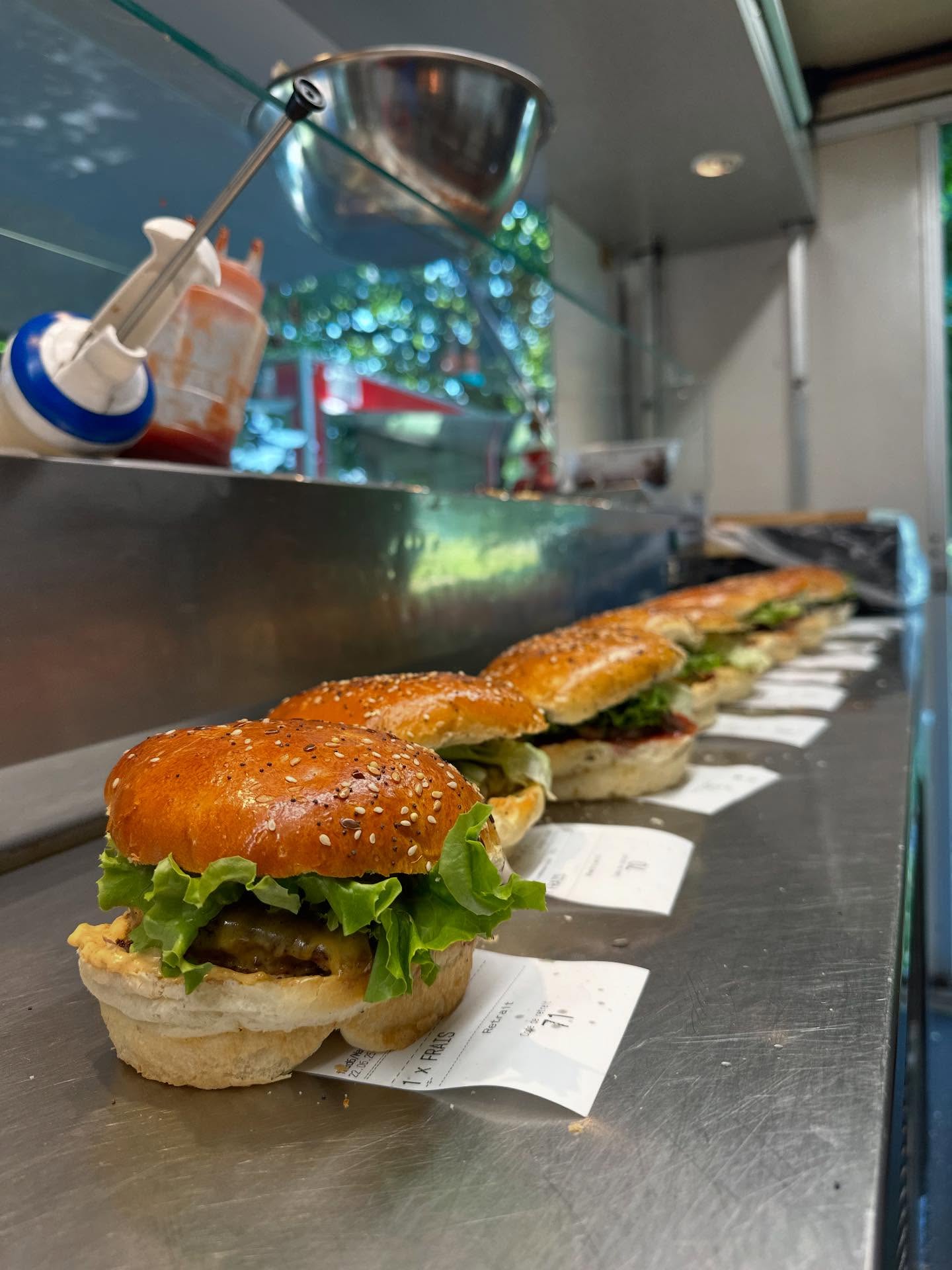 ✨Burgers en préparation!
Pain artisanal de la maison Locatelli, viande locale et sauces maison.
On ne plaisante pas avec la qualité. Alors tu viens goûter ? 🍔