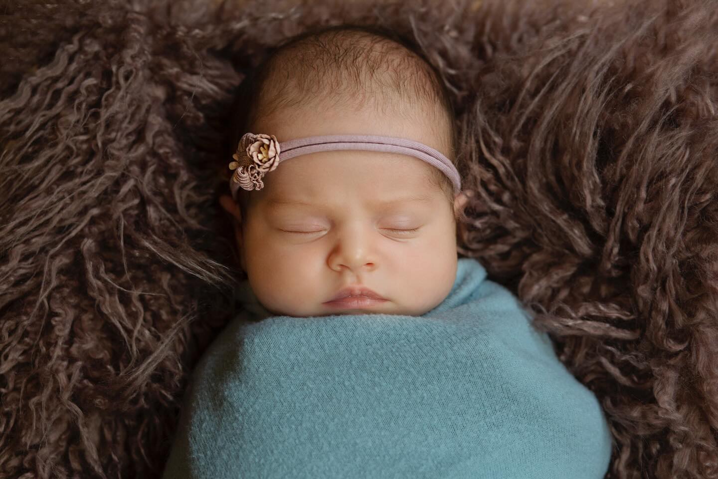 From a tiny newborn in 2021 to a bright, almost four-year-old in 2025 — Evie has grown so much! I got to photograph her baby sister last week and was lucky enough to see Evie again and snap a few photos, four years on. She’s turning into such a beautiful little girl 😊
.
.
.
.
.
.
#sjrichardsonphotography #familyphotographer #bensonphotographer #newbornsession #newbornphotography #southoxfordphotographer