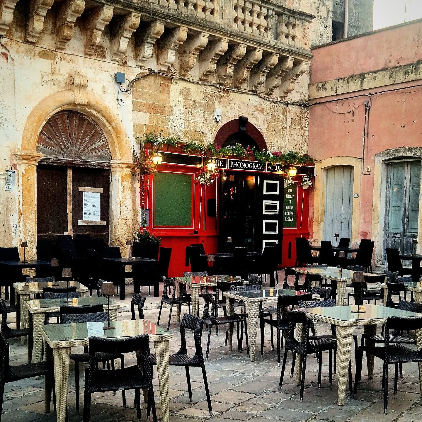 Siamo pronti ad accogliervi all'aperto... in questa splendida piazza. 💆♀️💆♂️
Nuovo menù disponibile ⬇️
https://www.digitavolo.com/phonogram
#ristorante #estate2025 #salento #ciboitaliano #foodlover #ristorantesalento #vacanzeitaliane #mareesole #saporiitaliani #pugliagram #estateitaliana #ristoranteallaperto #summerdinner #aperitivovibes #italianfood #localfood #foodphotography #tramontisalentini #gentedelsalento #saporiesapori #cucinatradizionale #menudelgiorno #vacanzesalento #estatealmare #foodstagram