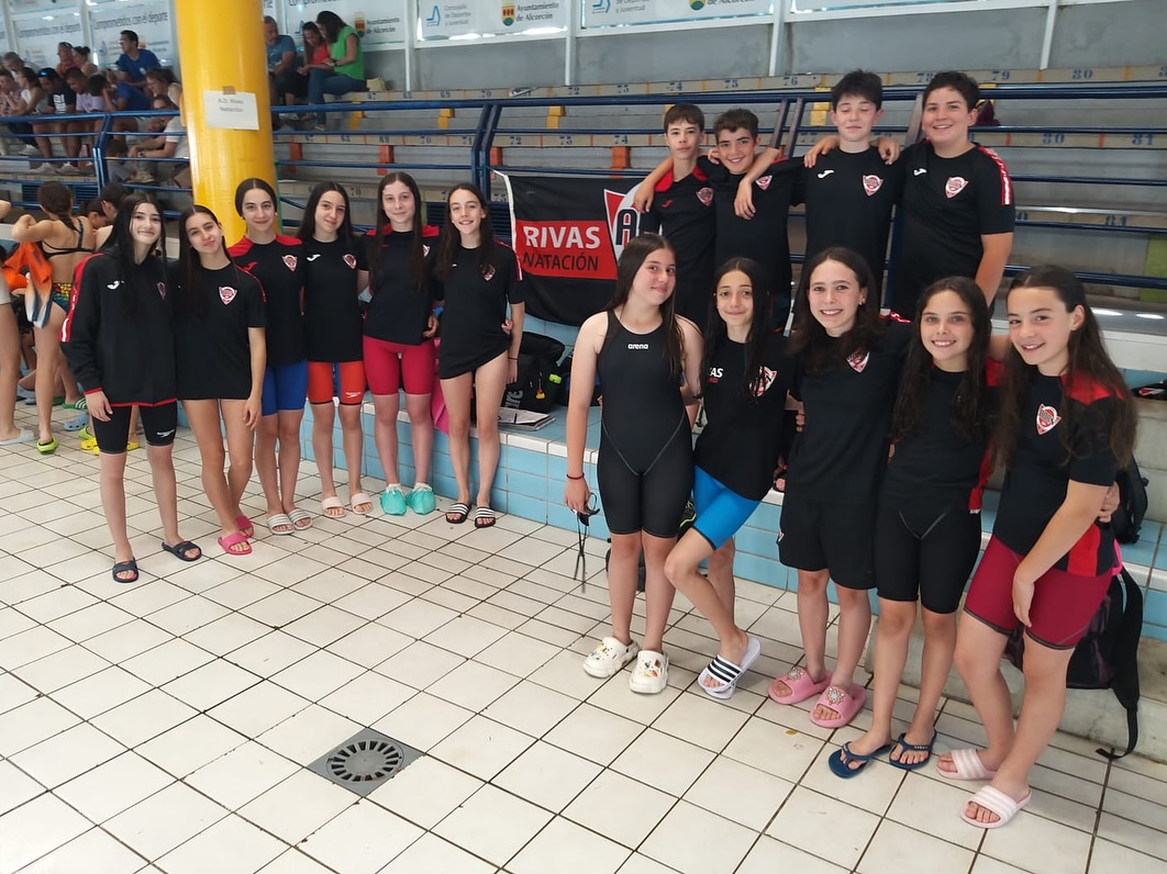 ▪️CTO MADRID ALVEIN▪️
➡️ Finaliza el Campeonato de Madrid Alevín de verano con magníficos resultados y sensaciones para lo que queda de temporada consiguiendo una magnífica 4ª 🍫 clasificación conjunta con un total de 941,00 puntos
➡️ También queremos destacar las medallas conseguidas por nuestros nadadores:
- Barbara Huetos: 1🥉 1🥈 2🥇
- Carla López: 2🥉 1🥈
- Paula Buger: 1🥉 1🥈
-Daniela Ortiz: 2🥈 2🥇
-Lucía Galván: 1🥉
- Yara Morales: 1🥉
4x200 libre fem.🥉 4x100 libre fem.🥇 4x100 estilos fem.🥇
Con un total de 18 medallas!!! 🔥
➡️ Buen trabajo a los nadadores y entrenadores: Daniel Mendoza y Felipe Collado 💪🏼❤️
➡️ Agradecer también a @soniagc68 por todas las fotos 📸
➡️ Gracias como siempre a: @altafitrivassantaana @optica_atenea_optometria @centromaui @diariorivas @aytorivas @rivasactual