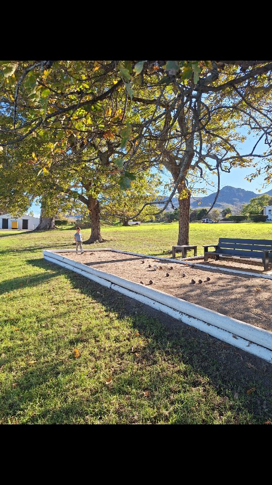 🌿 White Water Farm in Stanford 🐓☀️
Wat een heerlijke plek in Stanford! Hoogtepunten van ons verblijf:
🐓 Dieren voeren (voer ligt klaar in het huisje)
🥕 Plukken in de grote moestuin
⚽ Veel ruimte om te rennen & voetballen
🎯 Jeu de boules voor dat ultieme vakantiegevoel
🍳 Uitgebreid ontbijtpakket – alleen de eitjes nog bakken!
Het 20 meter lange zwembad zag er prachtig uit, maar daar moeten we in de zomer voor terugkomen!
@whitewaterfarmstanford is een absolute aanrader voor zowel gezinnen als stellen en groepen die willen genieten van rust, ruimte en het buitenleven. 💛
#whitewaterfarm #stanford #gezinsvakantie #boerderijleven #familyfun #zuidafrika #westerncape #whalecoast #stanfordinbloom #ezel #moestuin