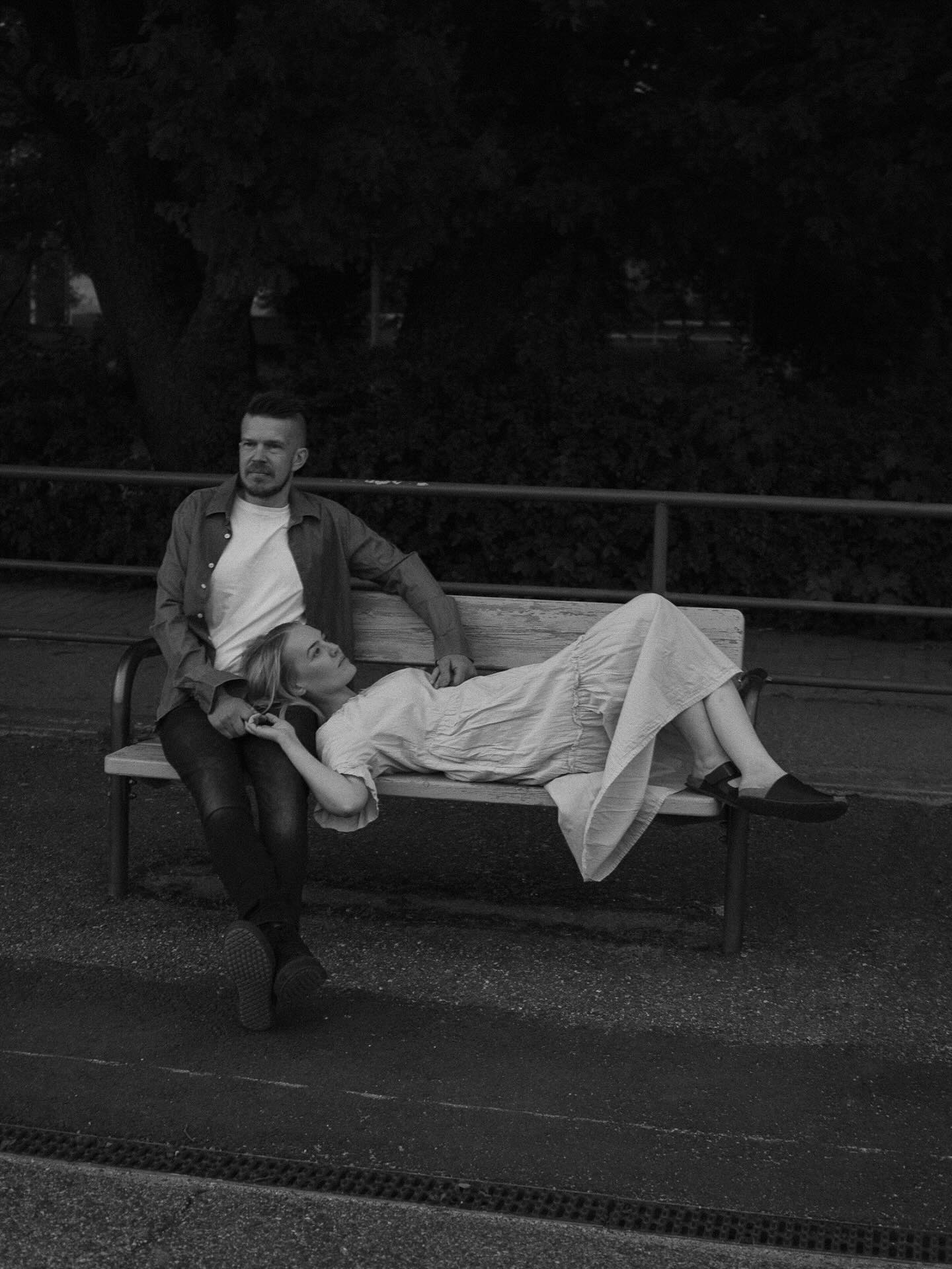 Oon viime aikoina miettinyt, että miksi me otetaan kuvia vasta silloin, kun elämässä tapahtuu jotain isoa — esimerkiksi kun mennään naimisiin.
Elämän varrella on niin paljon erilaisia vaiheita, joista meidän elämä lopulta koostuu. Niin paljon muistettavaa. Kuvaukselle ei oikeasti tarvitse aina olla jotain erityistä syytä eikä tarvitse mennä naimisiin, jotta voi käydä kuvauksessa.
Pariskunnat — miten olisi treffit tälle kesälle ihan muuten vain? ✨ Treffit, jolle bookkaisitte kuvauksen. Saisitte aikaa olla yhdessä, voisitte hetkeksi unohtaa kiireen ja arjen hässäkän. Saisitte olla läsnä toisillenne, sulkea ympäriltänne kaiken muun.
Ja muistutuksena: parikuvauksessa ei tarvitse olla mitään mitä ette ole. Kuvauksessa toteutetaan aina teidän toiveita, mukaillaan sitä mitä te aidosti yhdessä olette. ♥
#parikuvaussalo #parikuvausturku #parikuvaushelsinki