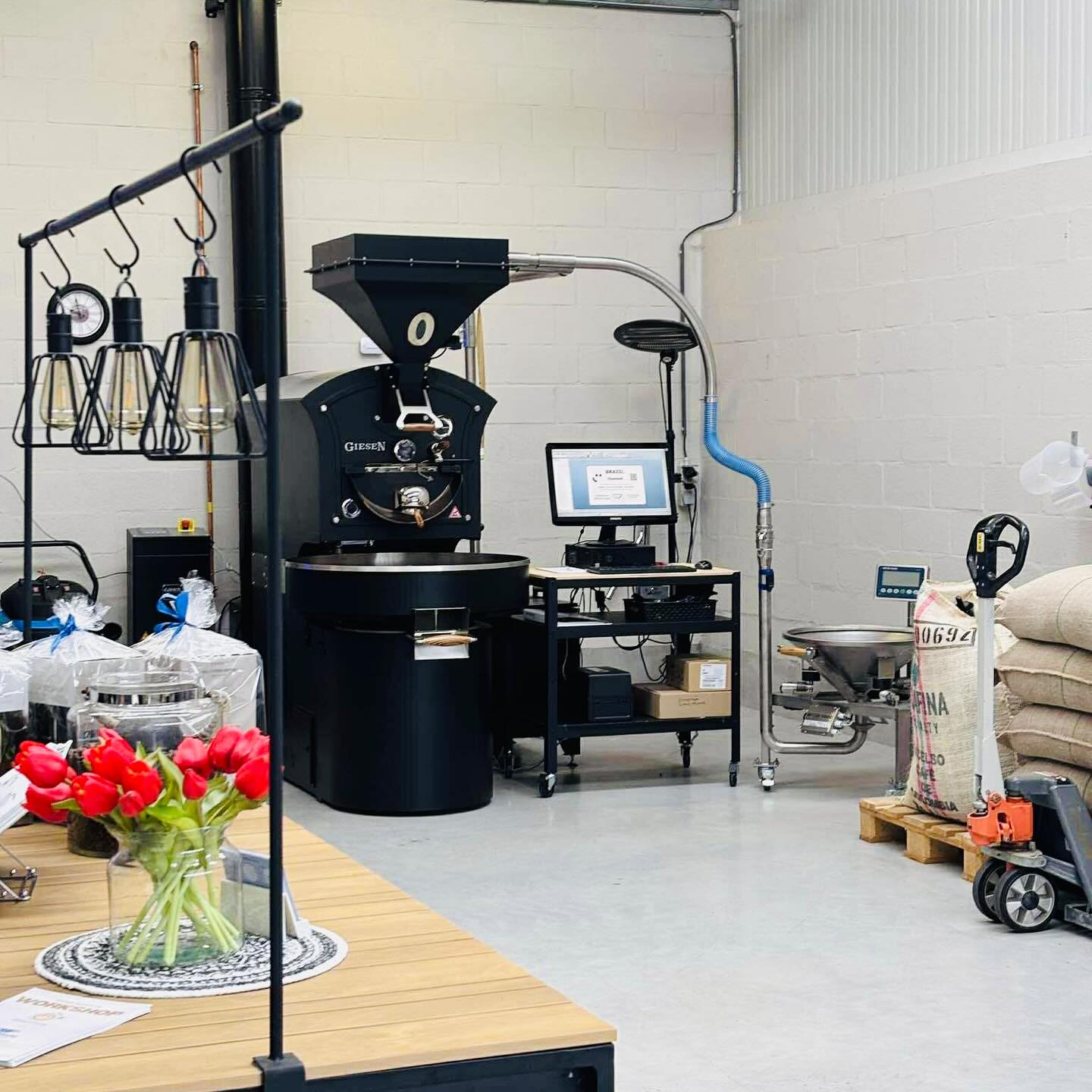 ☕️ Word Home Barista!
Ontdek de magie van koffie tijdens onze workshop bij @koffieruis koffiebranderij!
Wat je leert:
✨ Ontstaan van koffie
🌱 Intro tot specialty koffie
🥛 Melk stomen & basis latte art
📅 Data: 16, 17 & 23 juni
🕡 Tijd: 18:30 - 21:30
💶 Prijs: €70 p.p.
📍 Inschrijven via: www.barifina.be/workshops
#homebarista #koffieworkshop #latteart #specialtycoffee #koffielovers #espresso