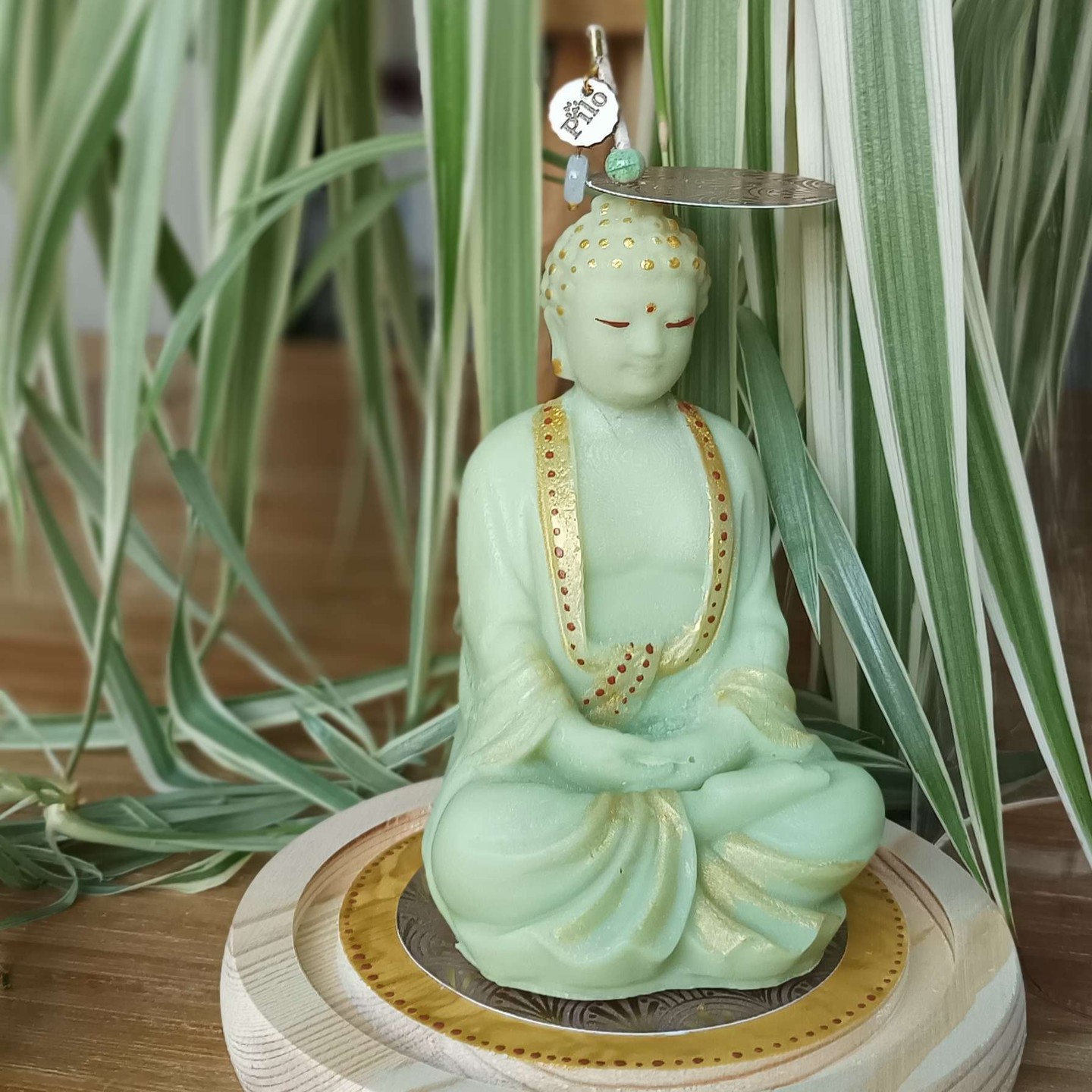 Vous en dite quoi de ma nouvelle bougie sculpture, inspirée de l’harmonie et de la sérénité du zen? Fabriquée à la main en France avec de la cire d'olive pure et des parfums exquis de Grasse, elle est bien plus qu'un simple objet décoratif. Laissez-vous envelopper par sa fragrance apaisante et offrez-vous un précieux moment de bien-être. 🌿
À la recherche d'un cadeau unique pour la Fête des Pères ou pour enrichir vos espaces? Visitez notre site pour encore plus d'inspirations. 💡 #cadeau #fragrance #père #bien #main #bougiezen #sculpturebougie #madeinfrance #ciredolive #parfumdegrasse