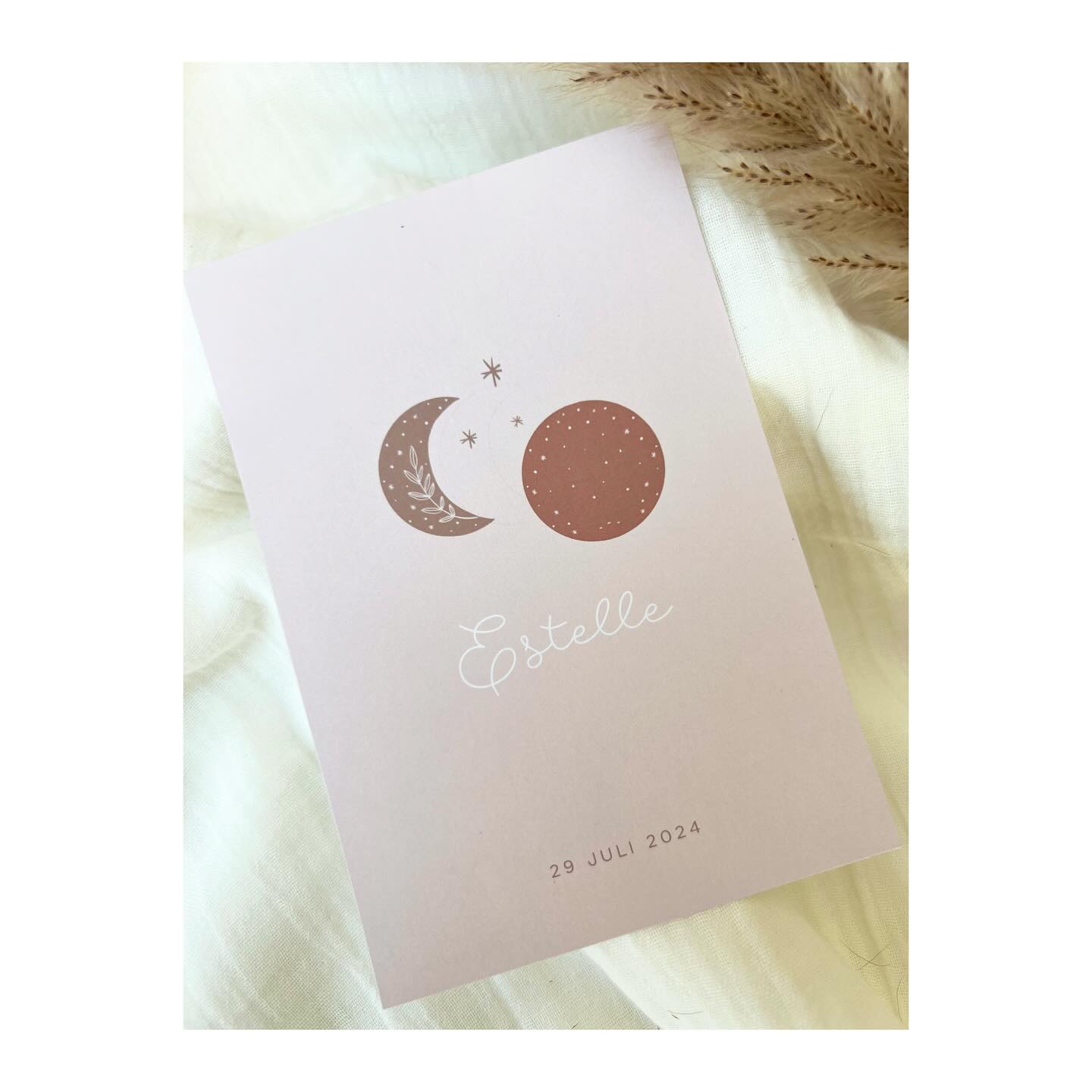 Hello Estelle 🌓
.
.
#geboortekaart #geboortekaartje #geboortekaartmeisje #zwanger2025 #itsagirl #zwanger #20wekenzwanger #mommytobe #eenvoud #eenvoudigkaartje #geboortekaartjemeisjes