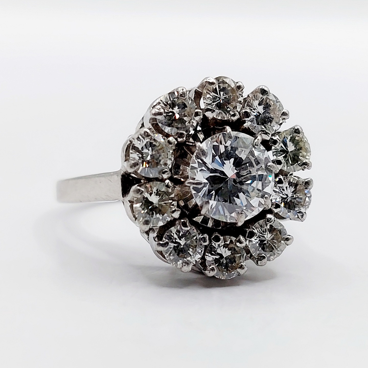 French art deco daisy ring Platnium set with 2.40 carats of brilliant cut diamonds (circa 1950)
PRICE : 3100€
Magnificent French art deco goldsmith work
Size: 51 FR / 5.75 US
Weight: 7.71 g
Main diamond size: approximately 6.6 mm (estimated at 1.00 carat)
White diamond, in perfect condition, no inclusions visible under magnification
Secondary diamond size (x10): approximately 3.3 mm (estimated at 0.14 carats each; total 1.40 carats)
Note: a few small chips on the edges of some of the secondary diamonds
Head size: 14.9 mm
Micro-scratches from use, small dents, and traces of old sizing
Dog's head hallmark and partial goldsmith's hallmark (French hallmarks)
#frenchjewelry #diamond #diamondring #antiquering #victorian #victorianring #marquisering #augustusjewels #vintagering #daisyring #daimondhaloring #artdeco #artdecojewelry