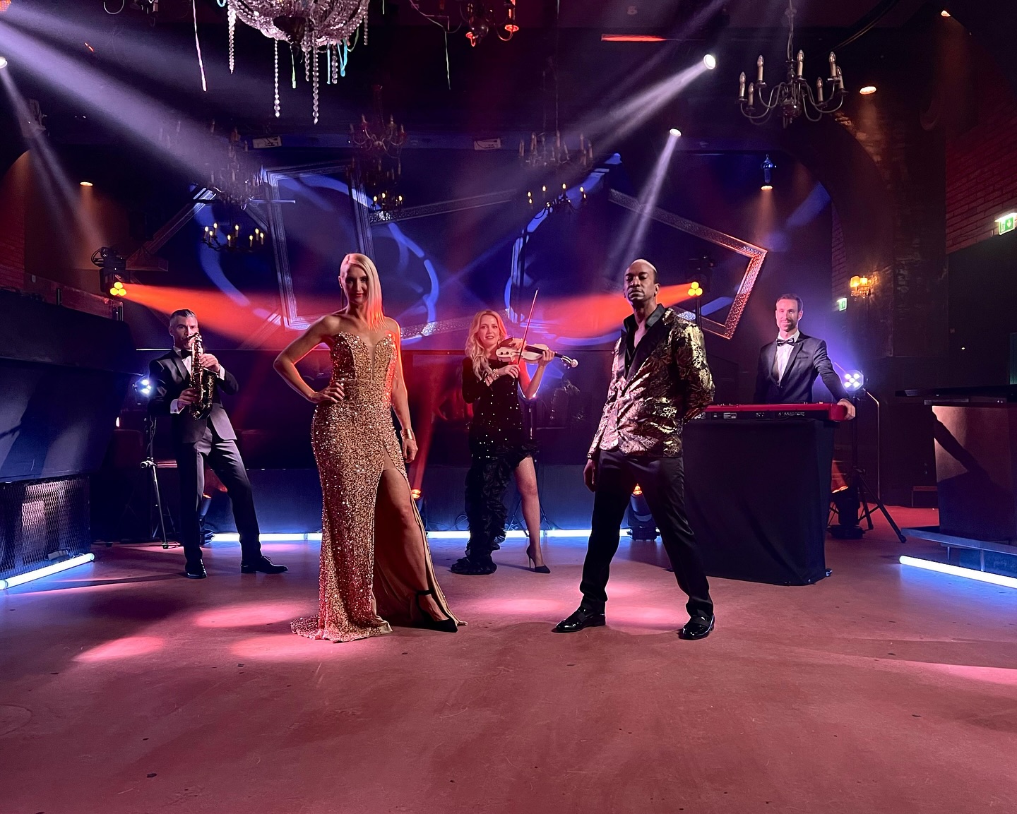 ✨Sugar Sky Allstars✨ video shoot.
What a powerful day! With our combined strengths, we created something amazing. Thanks to the whole team @schmidinger_tech @dominik_ploo @holter_martin @kamilla_bush_violin @mr.andrewright @puresaxtasy @manu_gamper @annymakeupwien 🙏🙏🙏