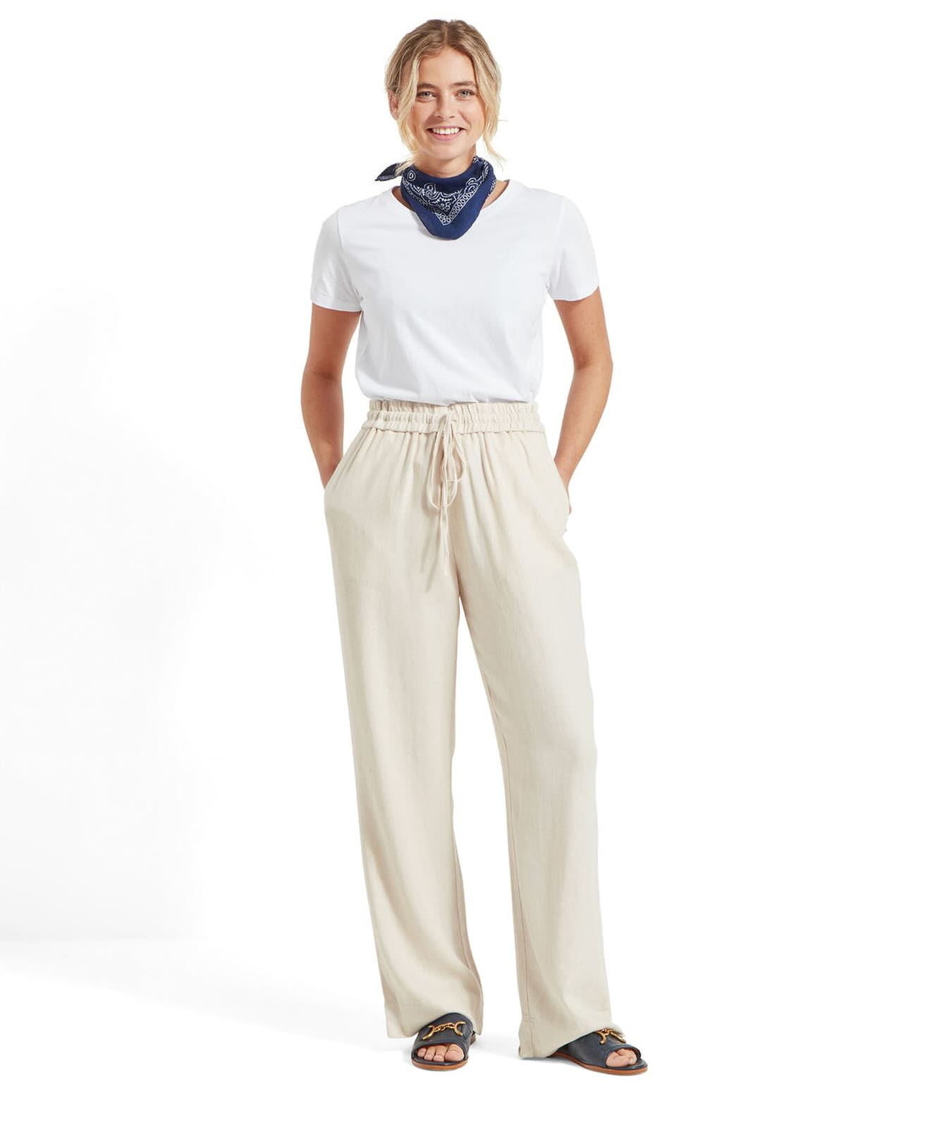 The Lightweight Schöffel linen trousers for women in a relaxed fit.
A comfortable choice for your holiday in the Cotswold!
#schöffel #daphnetrousers #linen #henrysofmoreton2 #cotswolds #holiday #summer