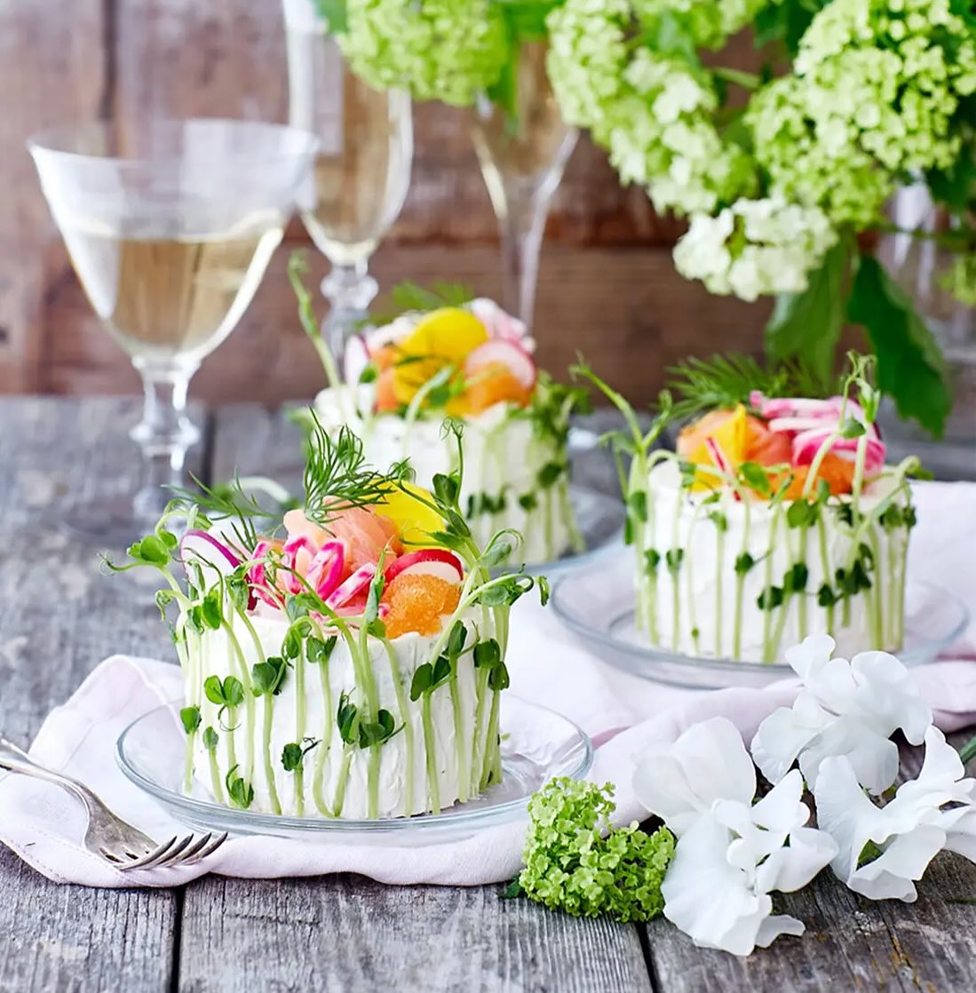 Glad Midsommar! 🌼
Groddar och skott är perfekt dekoration på midsommarbuffen. Både vackert och nyttigt! 🌱
Här har @systrarnaeisenman gjort ljuvliga mini-smörgåstårtor som är dekorerade med ärtskott! 🤩
#smörgårstårta #midsommar #groddar #skott #ärtskott #eko #krav #närodlat #frånsverige #nyttogrönt
Foto: @fotograflisabjorner ✨