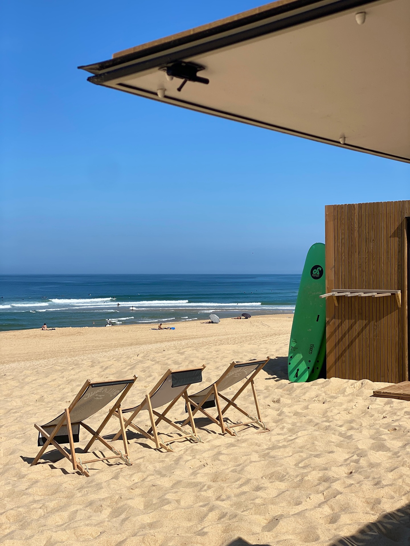 Après un bon cours de surf, profitez de nos transats face à l’océan pour chiller entre deux sessions !
Réservez vos cours pour vos vacances dès maintenant! 🌞🏄♀️
📸: @victorienonfilms
#surf #coursdesurf #hossegor