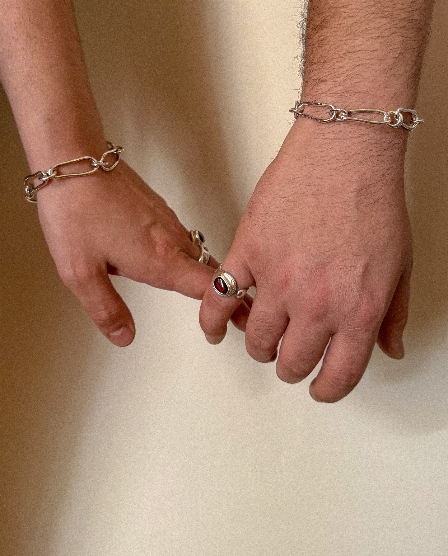 Matchy matchy ✨✨
Photo by: @eirini_gnpl
#jewelry#silverjewelry#rings#bracelet#silverart#metaltexture#mikarojewelry