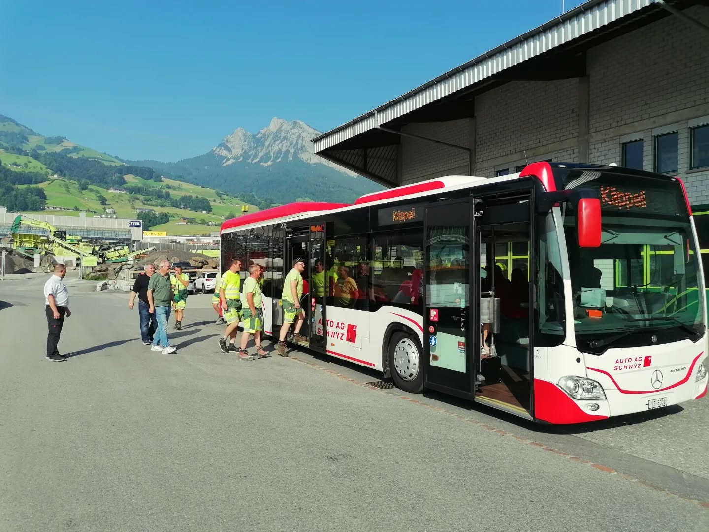 Grillabig bi dä Auto AG Schwyz...
Geschter abig hend miär ä Wunderbarä und Informativä Grillabig döfä gnüssä.
Miär sind i üsäm Wärchhof nachäm Fiirabig midämä Bus abgholt wordä.
Aschliässend hend miär ä chlini füährig gha und sind dä vu dä "Reichmuth Metzgerei Schwyz" midämä feinä Znacht verwöhnt wordä.
Nachäm Znacht hed de dä eint oder diä ander sorgar nu sälber döfä inä Bus inä Hockä. Midämä Parcours hedmä dä gad eisch nu chönnä sini fahr- künscht Bewiisä.
Dankä vielmal a allnä wo zu dem tollä abig biitreid und mitghulfä hend.
@autoagschwyz
@reichmuthmetzgerei
#käppelischwyzag #strassenbau #tiefbau
#autoagschwyz #reichmuthmetzgerei
#schwyz #ibach #busfahrä #grillabig #feinässä #schönäabig #dankävielmal