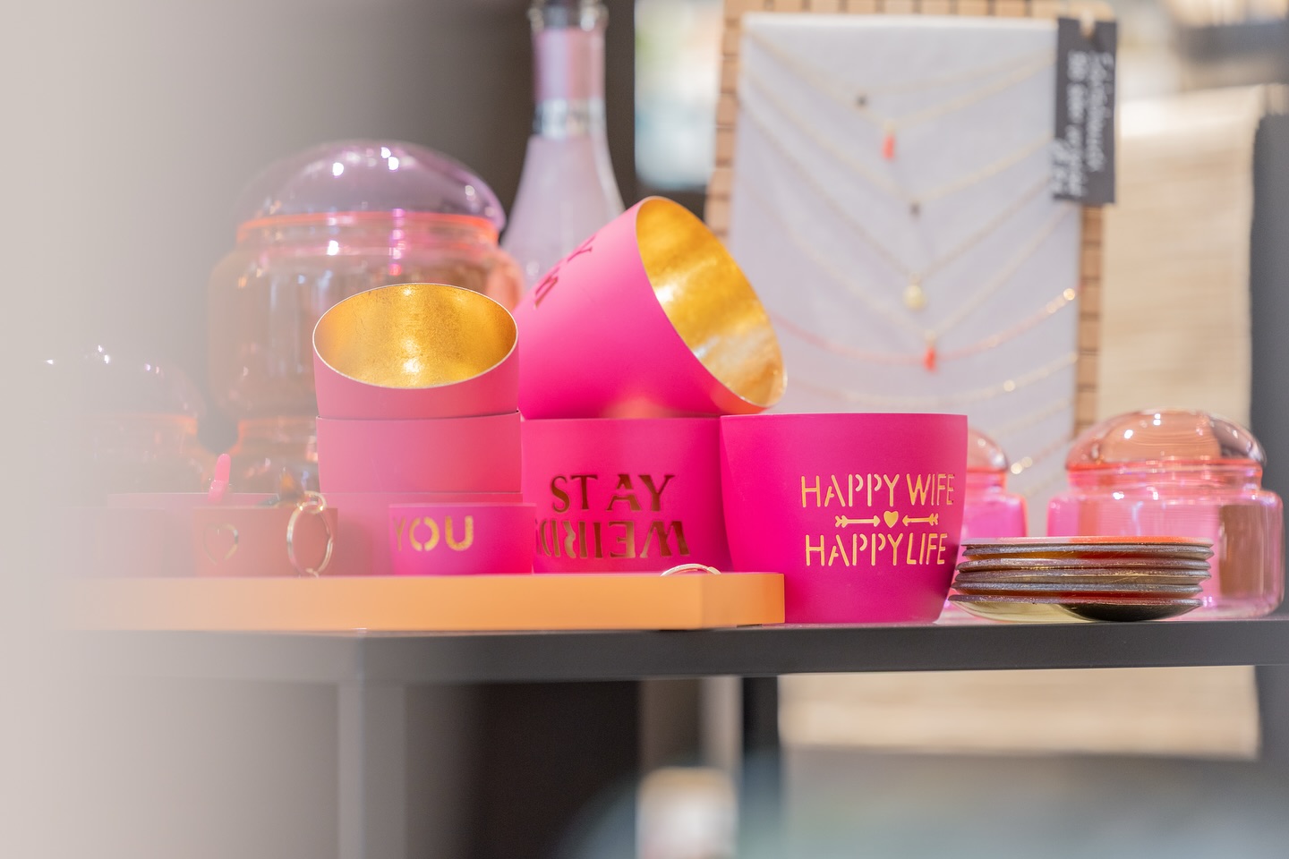 Happy Monday 🩷
Feines Licht & feiner Schmuck – für einen sanften Start in die Woche. 🫶🏽🧚🏽