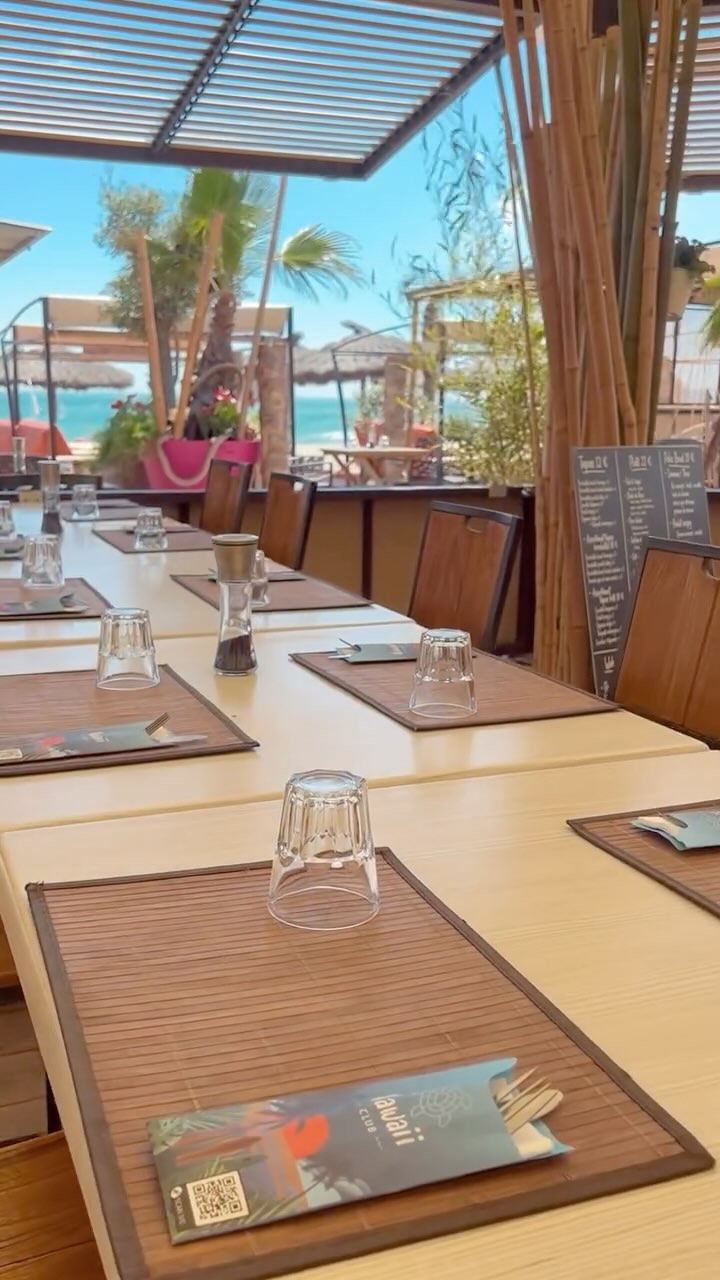 Envie de manger les pieds dans le sable ? Le Hawaï Club vous attend sur la plage d’Argelès pour savourer un bon repas face à la mer.