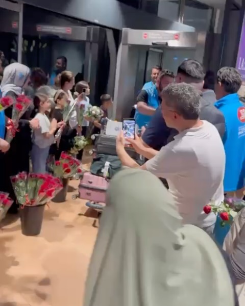 🕋“Hacılarımızı Güllerle ve Dualarla Karşıladık”
17 Haziran Çarşamba günü, 2025 yılı hac farizasını tamamlayarak kutsal topraklardan dönen hacılarımızı Hamburg Havalimanı’nda güller ve afişler eşliğinde karşıladık.
Sevdikleriyle kavuşan hacılarımızın yüzlerindeki huzur ve mutluluk bizleri de derinden duygulandırdı.
Rabbimiz yapmış oldukları ibadetleri kabul, haclarını mebrur, dualarını makbul eylesin.
DİTİB Nord ailesi olarak, tüm hacılarımıza sağlıklı ve huzurlu bir hayat diliyoruz.
#DİTİBNord #Hac2025 #HacıKarşılama #MebrurHac #HayırlıDönüşler #KutsalTopraklardanDönüş
🕋„Willkommen zurück – Empfang unserer Hadschpilger mit Rosen und Gebeten“
Am Mittwoch, den 17. Juni, durften wir unsere Hadschpilgerinnen und -pilger am Flughafen Hamburg herzlich empfangen.
Mit Rosen, Transparenten und Gebeten begrüßten wir ihre Rückkehr von den heiligen Stätten.
Die Freude und Erleichterung in ihren Gesichtern war für uns alle sehr bewegend.
Möge Allah ihren Hadsch als mebrur annehmen, ihre Gebete erhören und sie mit Gesundheit und Frieden belohnen.
Als DİTİB Nord Familie heißen wir alle Hadschreisenden herzlich willkommen zurück!
#DİTİBNord #Hadsch2025 #HadschEmpfang #WillkommenZurück #HeiligeStätten