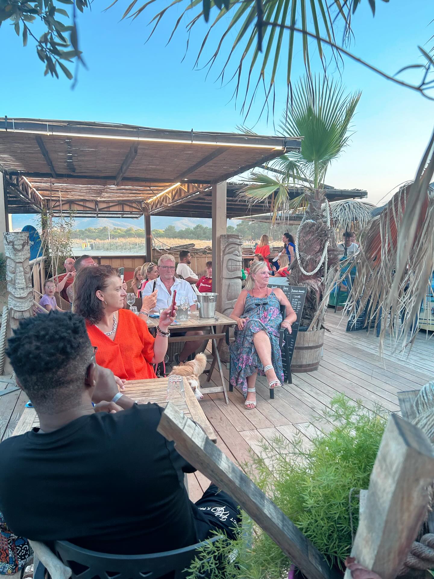 Soirée d’été, ambiance chaleureuse et vue sur la mer… Au Hawaï Club, on partage bien plus qu’un repas. Venez vivre l’expérience les pieds dans le sable ! 🌅