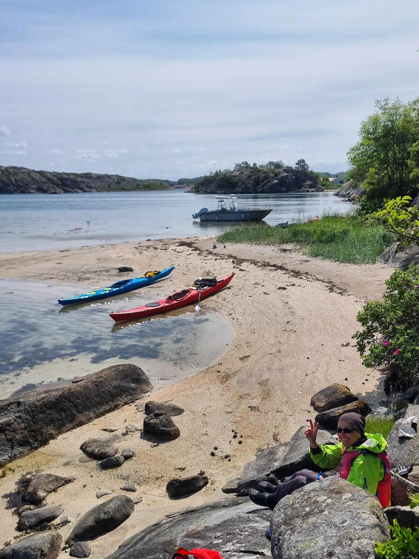 Hyra kajak i helgen i Grebbestad? Vädret ser riktigt bra ut i morgon så kom förbi☀️#hyrakajak #kajakpaddling foto @henrikappelgren