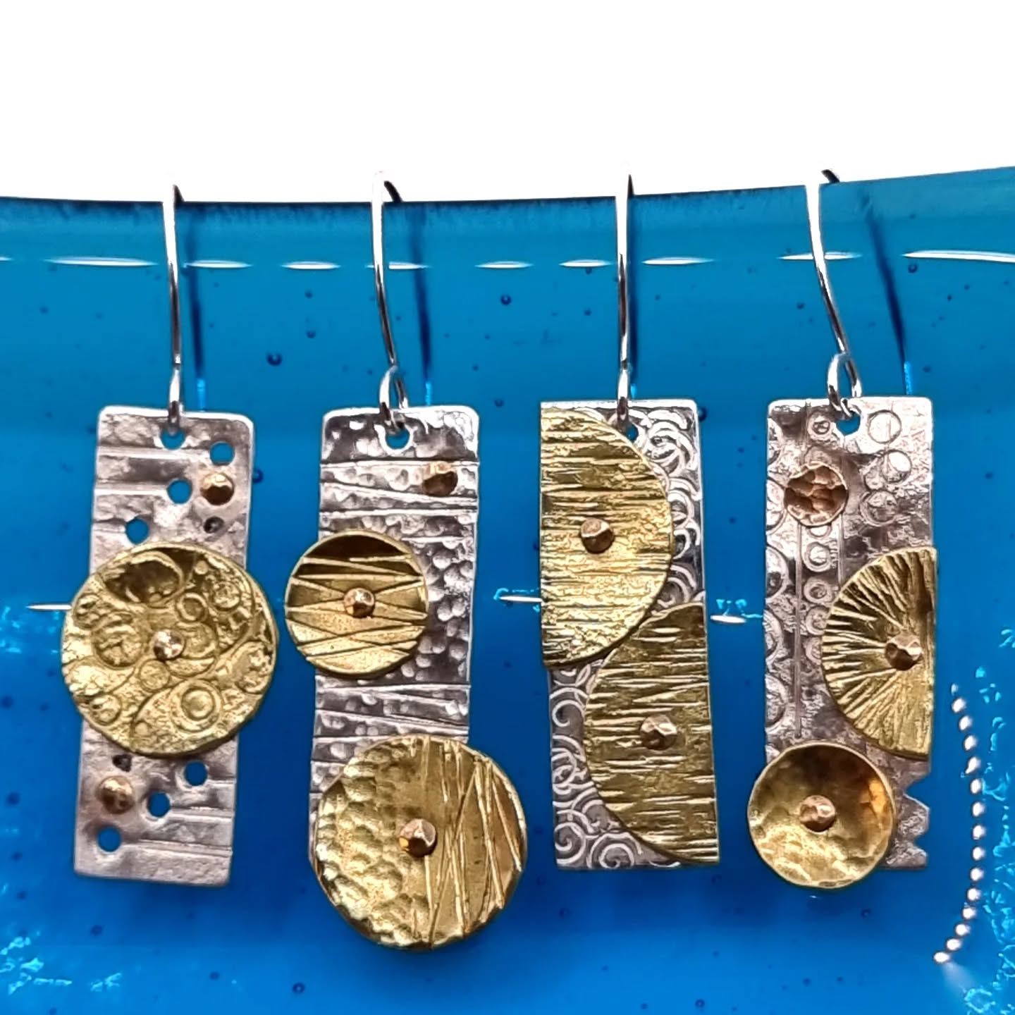 Nouvel Atelier ! Nouvel atelier ! Venez créer et réaliser une paire de boucles d'oreilles en argent massif et laiton selon la technique du rivetage. Samedi 28 juin à St Cyprien sur Dourdou de 14h à 17h - 35€. 6 places disponibles, réservez votre place par message ou par e-mail à karen@lavidalerie.com.
#atelierbijoux #stcypriensurdourdou