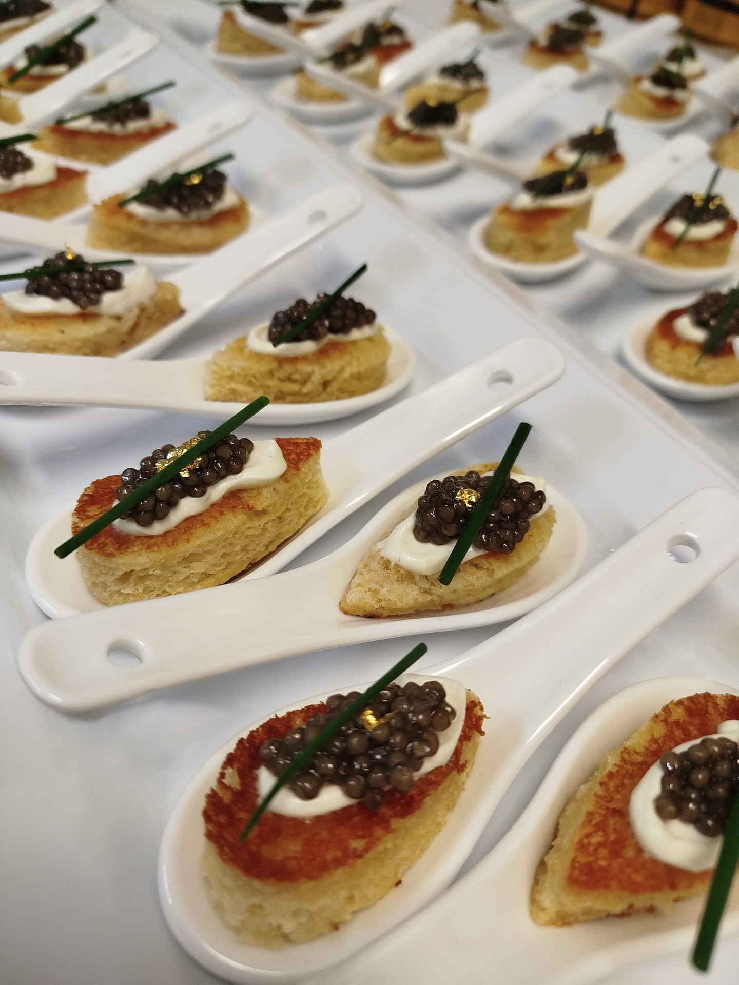 Ein bisschen Chichi, aber dafür was für’s Auge🥂🤷♂️ Geröstetes Brioche, Crème fraîche & Osietra Kaviar von @kochstoff - als kleines Catering für einen unserer Stammkunden 👌🏻
#brioche #osietracaviar #wasfürsauge #feinschmecker #nixfürjedentag #gourmetcatering #wertheim #bestenheiderstuben