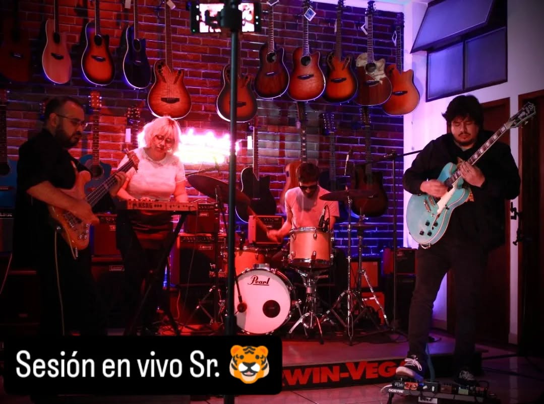 Les compartimos esta sesión en https://youtu.be/v4j5iOXFZNM?si=h5pCXJz-jCle3Tvv
Con @sr.tigre_musicband
Gracias a @mercuriomusicalstore por las facilidades
#jazz #elecro #bass #tokio #tigre #tapatio #amixs