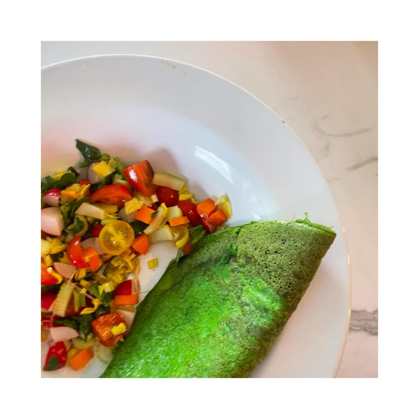 Break your fast with a high nutrient meal to get the most benefits from your fast as well as your meal ✨
Getting in enough protein as well as fiber & healthy fats for breakfast is essential to get you set up for the day - balanced blood sugar, happy hormones, energetic mitochondria, nourished gut & focused brain.
🍳
4 organic eggs
Handful organic spinach
1 or 2 organic garlic cloves (preference)
1 tsp @biotona.superfoods SuperGreens
Pinch of Himalayan sea salt & cayenne pepper
1 tbsp organic extra virgin olive oil
• Blend 2 whole eggs & 2 egg whites with the rest of the ingredients in a @nutribullet until smooth
• Add olive oil to a skillet & pour the mixture in
• Cook until omelet is ready
🍅*
10 mixed cherry tomato, halved
Carrot, halved & chopped
Celery stick, chopped
1/2 red bell pepper, chopped into cubes
2 radishes, chopped
Spinach, a couple of leaves
1 tsp broken flax seeds
Half a red onion, finely chopped
Fresh herbs of choice - basil, parsley, oregano, chives are all great options
1 tbsp extra virgin olive oil
Pinch of Himalayan sea salt
1/2 - 1 tsp @bister_belgium mustard
One squeezed lemon
Black pepper to taste
* all organic & with skin on !
• Chop each vegetable into small pieces and mix together
• Make the salad dressing
• Mix the two together in a bowl
Add the omelet & salad to a plate
ENJOY 🤍
.
.
.
.
.
#healthyfoods #recipes #nutrition #foodasmedicine #youarewhatyoueat #hormonehealth #holistichealth #functionalmedicine #fmchc #healthcoach #imperiumheathcoaching