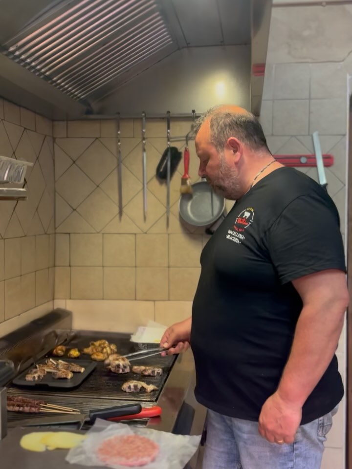 Scopri tutta la passione per la carne alla brace: un viaggio tra fiorentine succulente, griglie roventi e sapori autentici. Benvenuti nella nostra braceria!