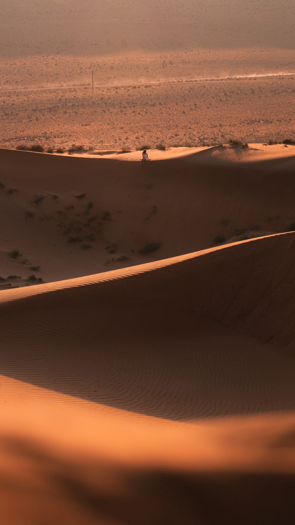 „Warum fliegt ihr nach Maskat und nicht nach Dubai? In Maskat gibt es doch nichts zu sehen.“🤔 Genau das haben wir von einer Flughafenmitarbeiterin gehört, als wir an unserem Gate nach Maskat auf unseren Abflug gewartet haben. Wir waren von der Frage ziemlich überrumpelt und haben nur halblaut geantwortet „Doch doch … der Oman hat einiges zu bieten.“ 🤷♀️ Zu diesem Zeitpunkt wussten wir noch nicht, wie Recht wir mit dieser Aussage haben würden.
Wenn wir heute gefragt werden, warum wir in den Oman und nicht nach Dubai geflogen sind, antworten wir deutlich selbstbewusster. Wir berichten von all der Schönheit, den Abenteuern, der einzigartigen Natur und der Herzlichkeit der Omanis, die wir im Oman erleben durften. 💕
Jederzeit wieder würden wir eine Reise in den Oman einer Reise nach Dubai vorziehen und die Dame am Flughafen weiß nicht, was sie verpasst.
Auf unserem Blog verraten wir euch alles, was ihr für eine Reise in den Oman wissen müsst. Schaut gerne mal vorbei. (Link in Bio | www.weltallerliebst.de)☀️
.
.
.
#omanroadtrip #reisenoman #roadtripabenteuer #entdeckediewelt #reisefotografie #reiseliebe #reisetipp #fernweh #travelblogger_de #abenteuerreise #travelphotography #desertvibes #landschaftsfotografie #naturelovers #omanphotography #reisebilder #natureperfection #reiseinspiration #wüstenliebe #outdoorliebe #visitoman #muscatoman #discoveroman #omanadventures #middleeasttravel #omantrip #beautifuloman #hiddengemoman #omanlove #fujifilm