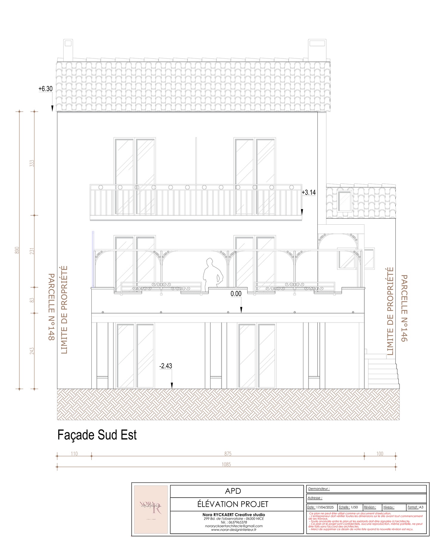 CONCEPTION
Dans ces deux dessins techniques, élévation de façade et coupe du projet, se dévoile une extension de terrasse pensée sur-mesure, entre charme méditerranéen, contraintes climatiques et cohérence architecturale.
Voici les grands axes de conception :
• Une ferronnerie dessinée à la main, douce et intégrée
Chaque motif de la rambarde a été dessiné sur mesure, dans un esprit d’élégance artisanale. Cette ferronnerie subtile vient adoucir les lignes de l’extension tout en y apportant un caractère méditerranéen affirmé, parfaitement en accord avec le style existant.
• Un portique discret pour accueillir le store banne
La cliente souhaitait installer un store banne sur toute la longueur de la terrasse. Une contrainte : une partie de celle-ci étant en décroché par rapport à la façade, il nous a fallu imaginer un système de fixation indépendant. Résultat : un portique en armature a été conçu, puis intégré avec finesse dans l’ensemble, souligné par la ferronnerie pour éviter l’effet « bloc » et conserver une lecture fluide et élégante de la façade.
• Une gestion des eaux de pluie adaptée au climat tropical
La coupe révèle un enjeu technique essentiel : la reprise de dalle a permis d’intégrer une pente accentuée, essentielle sous un climat soumis à de fortes pluies. Des gargouilles de drainage ont été prévues tout le long de la terrasse, assurant une évacuation efficace et discrète des eaux.
✨ Un projet où la technicité se met au service du confort, de l’esthétique… et des usages du quotidien. #architecture #design #dessin #plan #2d