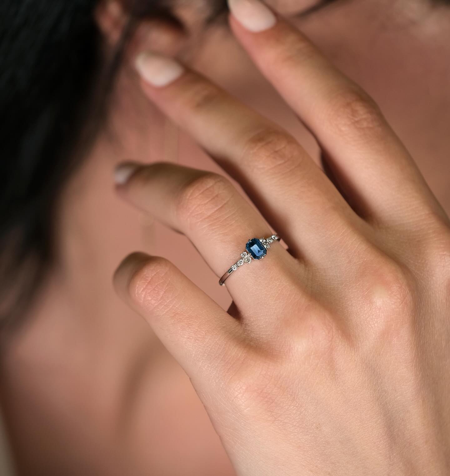 Yeni tektaş modelimiz AGNES💍💙
0.48 ct octoban kesim Safir ve pırlantalar ile tasarlandı, ister nar çiçeği renginin sıcaklığıyla, ister mavi Safirin asaletiyle kalbinizi fethetsin..💫
Ürünlerimizi Bursa’da bulunan showroomumuzdan ya da web sitemizden inceleyip sipariş oluşturabilirsiniz.
#keşfet #keşfetteyizz #keşfettengelenler #tektas #pırlanta #yüzük #takı #mucevher #ozeltasarim #narçiçeği #mavi #safir #kuyumculuk