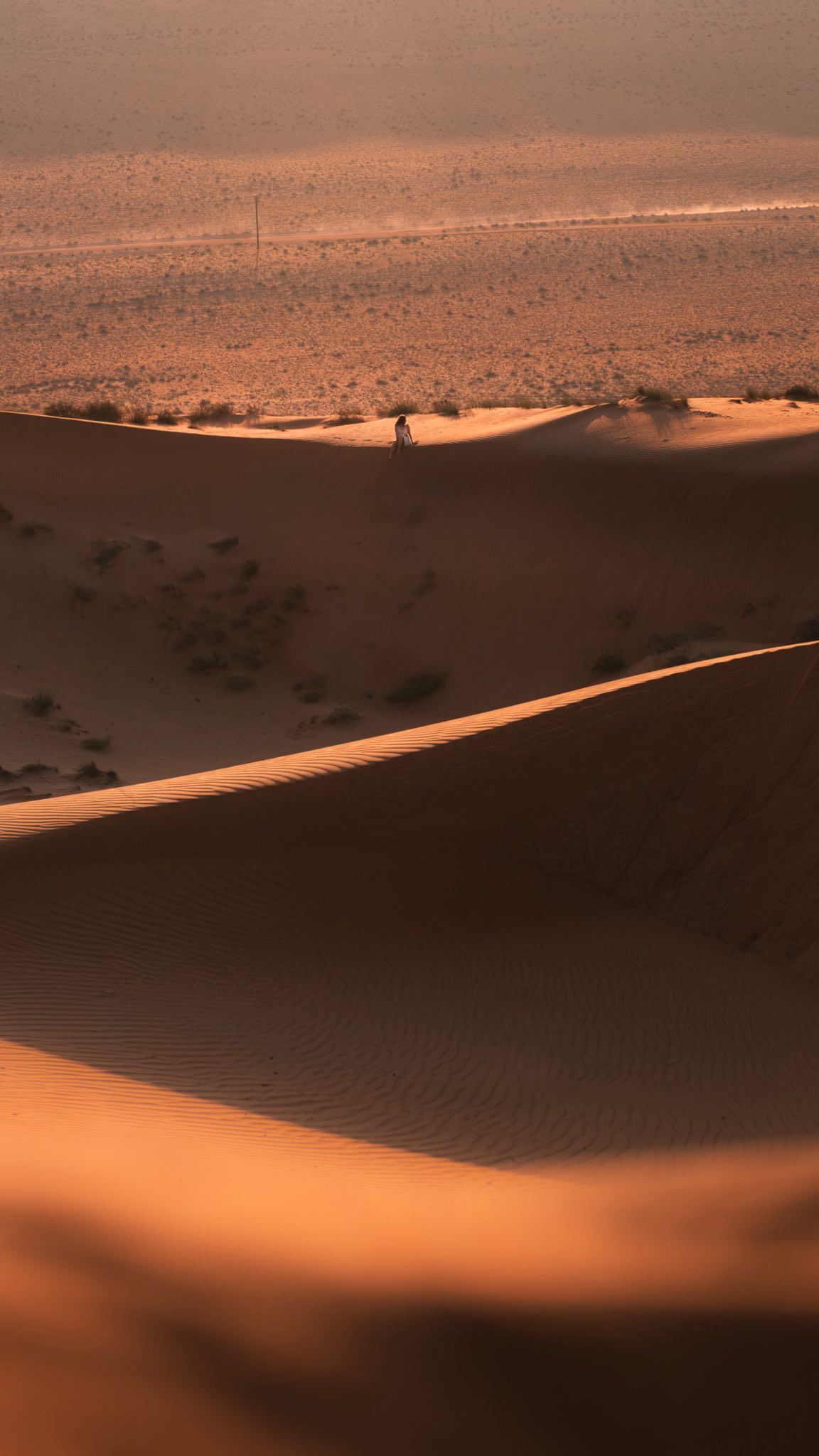 „Warum fliegt ihr nach Maskat und nicht nach Dubai? In Maskat gibt es doch nichts zu sehen.“ Genau das haben wir von einer Flughafenmitarbeiterin gehört, als wir an unserem Gate nach Maskat auf unseren Abflug gewartet haben. Wir waren von der Frage ziemlich überrumpelt und haben nur halblaut geantwortet „Doch doch … der Oman hat einiges zu bieten.“ Zu diesem Zeitpunkt wussten wir noch nicht, wie Recht wir mit dieser Aussage haben würden.
Wenn wir heute gefragt werden, warum wir in den Oman und nicht nach Dubai geflogen sind, antworten wir deutlich selbstbewusster. Wir berichten von all der Schönheit, den Abenteuern, der einzigartigen Natur und der Herzlichkeit der Omanis, die wir im Oman erleben durften.
Jederzeit wieder würden wir eine Reise in den Oman einer Reise nach Dubai vorziehen und die Dame am Flughafen weiß nicht, was sie verpasst.
Auf unserem Blog verraten wir euch alles, was ihr für eine Reise in den Oman wissen müsst. Schaut gerne mal vorbei. (Link in Bio | www.weltallerliebst.de)
.
.
.
#omanroadtrip #reisenoman #roadtripabenteuer #entdeckediewelt #reisefotografie #reiseliebe #reisetipp #fernweh #travelblogger_de #abenteuerreise #travelphotography #desertvibes #landschaftsfotografie #naturelovers #omanphotography #reisebilder #natureperfection #reiseinspiration #wüstenliebe #outdoorliebe #visitoman #muscatoman #discoveroman #omanadventures #middleeasttravel #omantrip #beautifuloman #hiddengemoman #omanlove #fujifilm