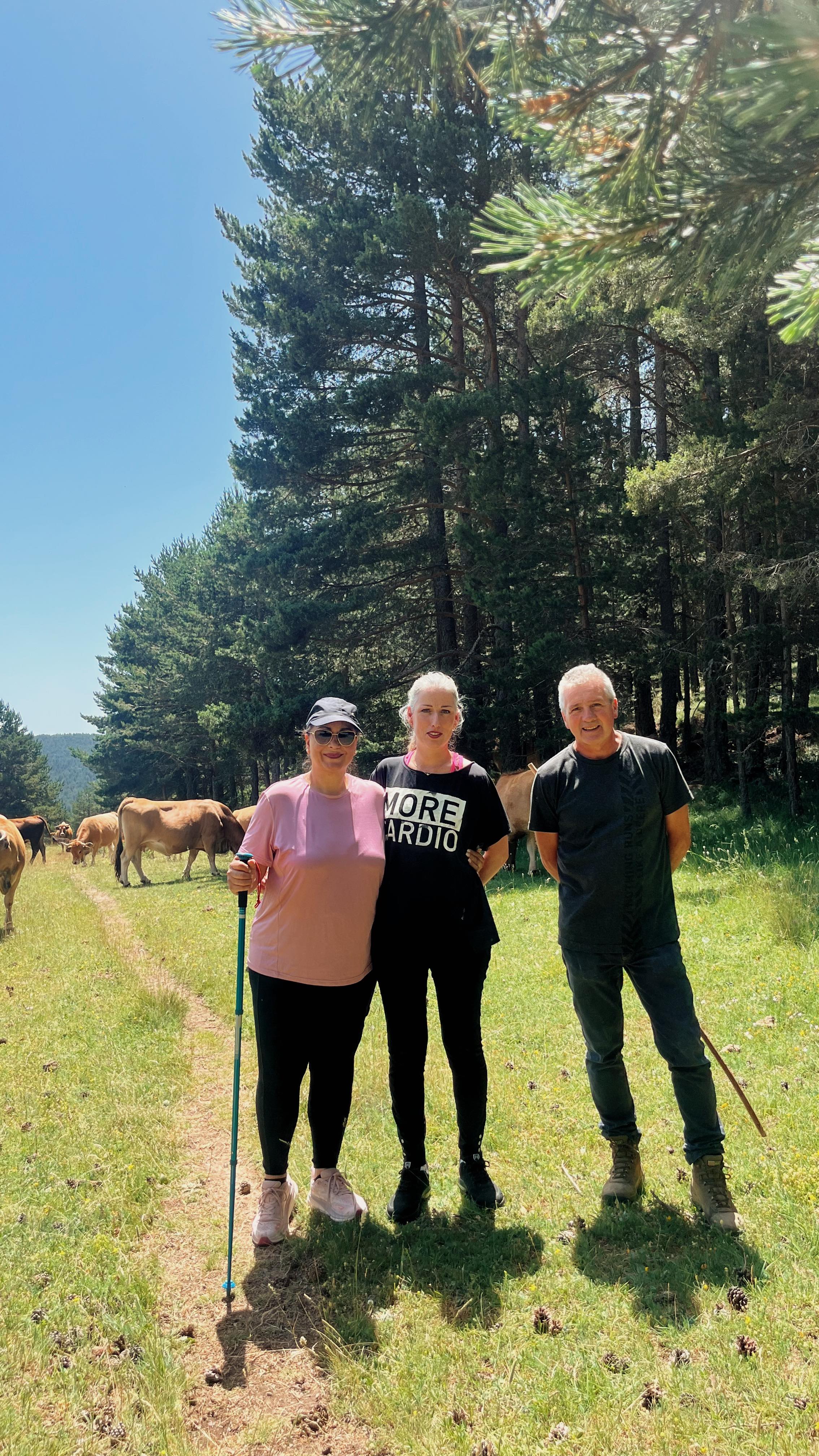 El pasado martes 24, con motivo de la festividad de San Juan, cerramos la carnicería y trasladamos la jornada laboral… ¡al campo! 🌱
La idea era sencilla pero muy especial: que nuestras compañeras de Castellón pudieran conocer de primera mano el entorno donde viven nuestras vacas y ver el origen real de todo lo que ofrecemos en la carnicería 💚
🌿 Paseamos entre prados, visitamos a los animales y compartimos un día diferente, más allá del mostrador.
Una jornada para conectar, aprender y disfrutar juntas de lo que nos mueve cada día 😍
¡Gracias a todo nuestro equipo por hacerlo posible!
#carniceríarobres #transhumancia #carneecológica #ganaderíaextensiva #sostenibilidad
