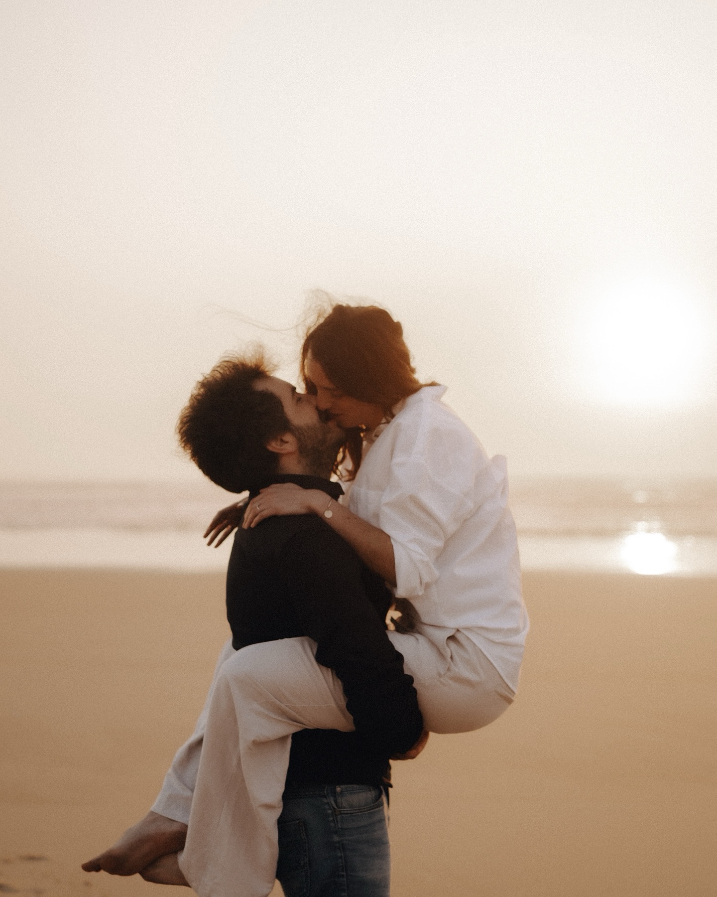 On me sort ça TOUT LE TEMPS : « Ah mais nous, on sait pas poser 😱 »…
Et là, je vois les regards paniqués, les mains qui savent plus où se mettre, le malaise qui s’installe 🤭
🥹 Mais tu sais quoi ? C’est NORMAL. Et surtout… c’est pas un problème.
Parce que mon job, c’est pas de vous faire poser. C’est de vous faire oublier que vous êtes en train de le faire 😎
•
•
#photographemariage #mariage2025 #futuremariée #weddingphotographer #photographecouple #séanceengagement #préparatifsmariage #weddingvibes #lovesession #mariagechampetre #mariagebohème #weddinginspo #weddingday #photographefineart #mariageenprovence #mariagechic